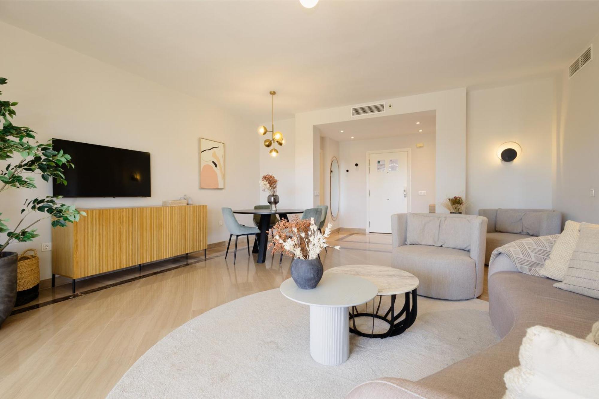 With Direct Beach Access, In Hacienda Playa, Elviria Apartamento *