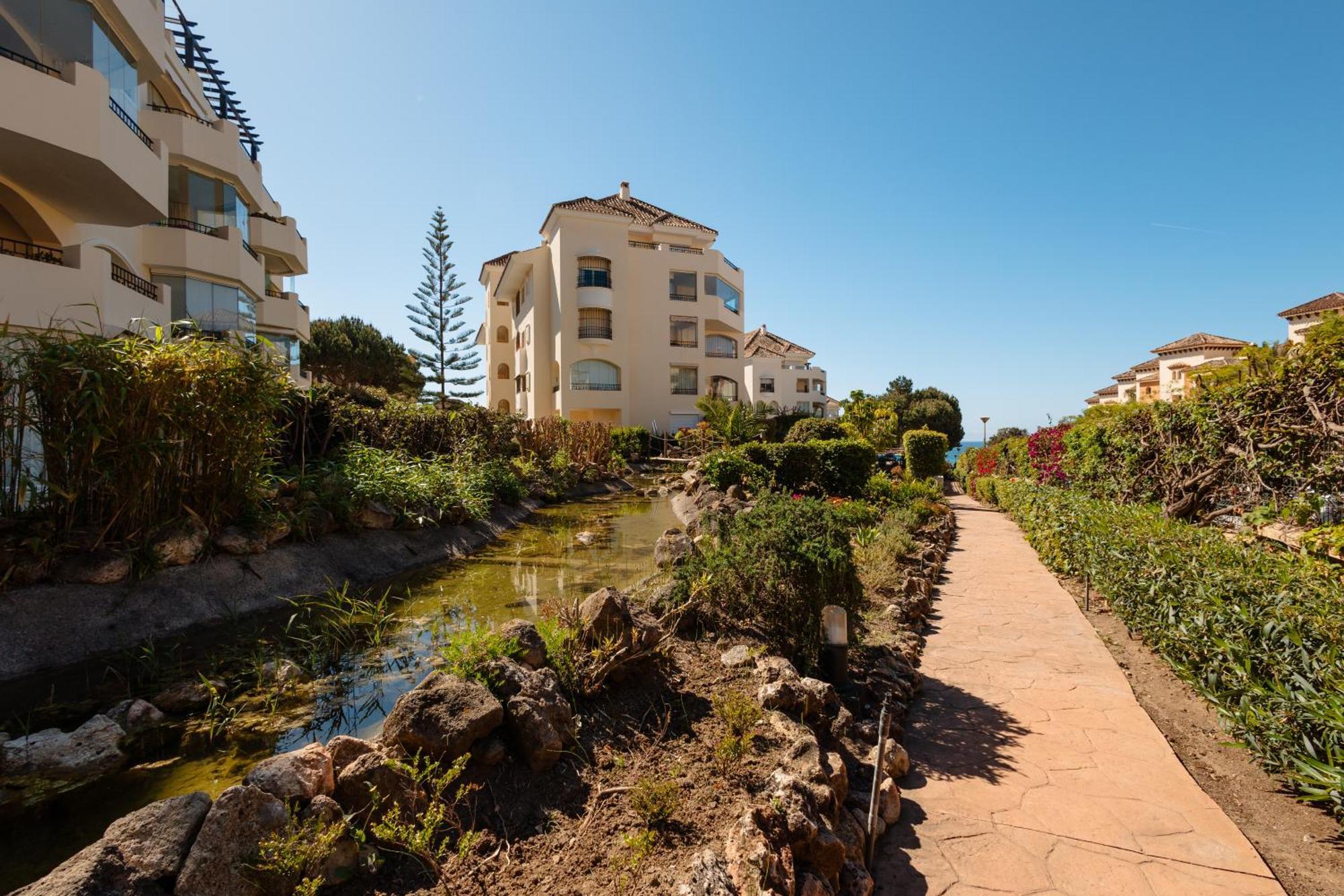 With Direct Beach Access, In Hacienda Playa, Elviria Apartamento *