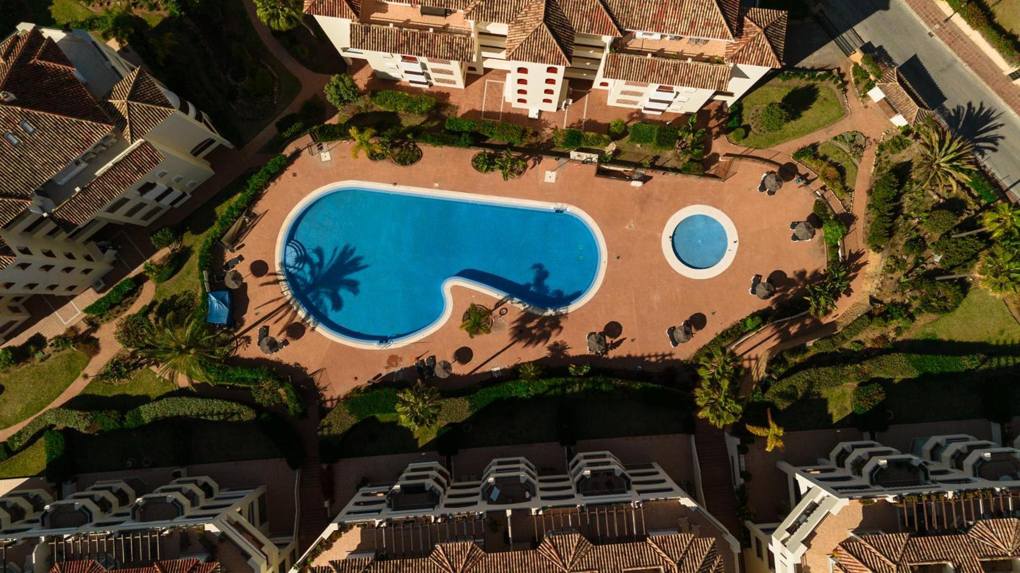 With Direct Beach Access, In Hacienda Playa, Elviria Apartamento
