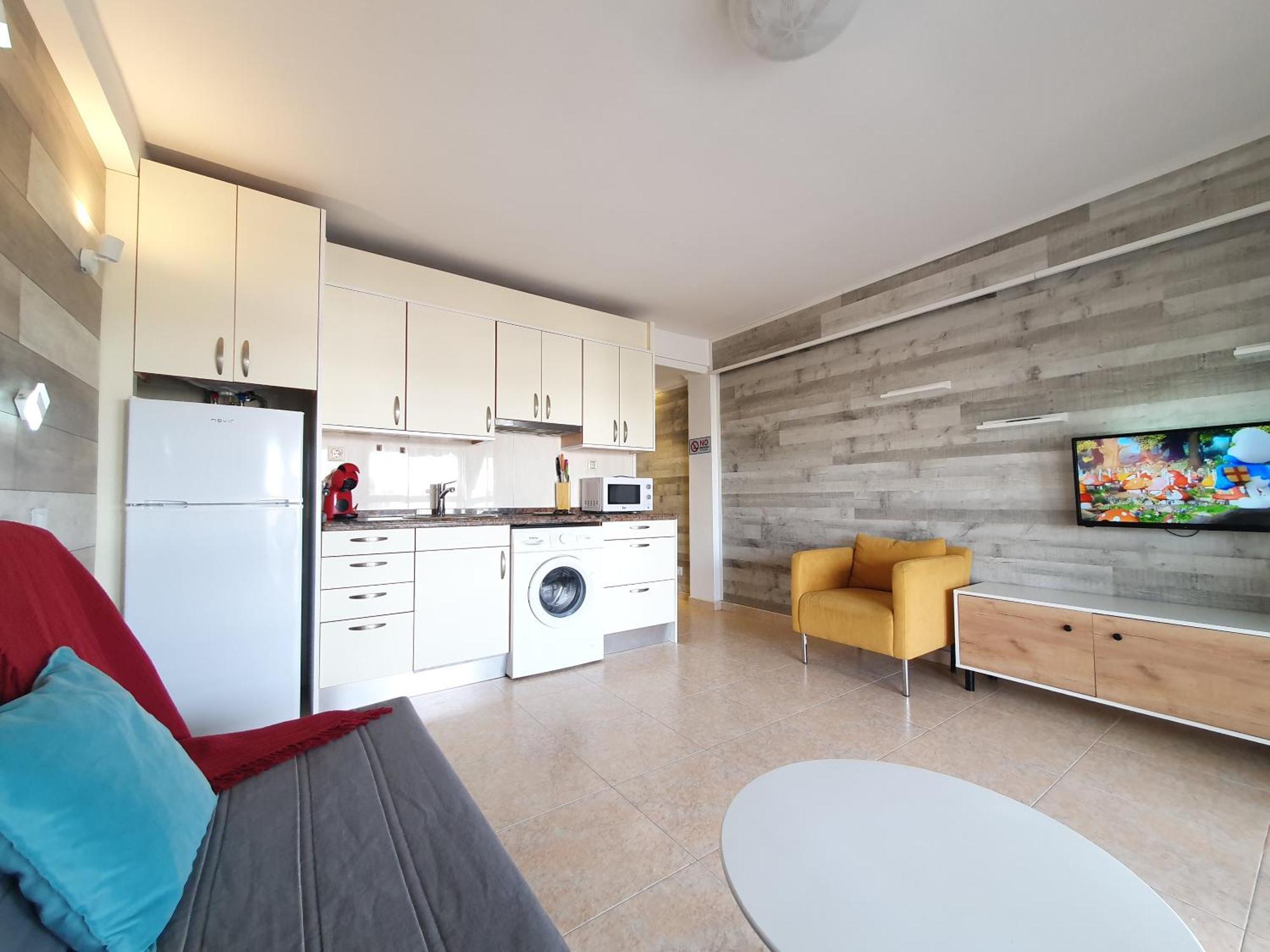 Apartamento SALOU,Carrer de París, playa centro. Piscina. *
