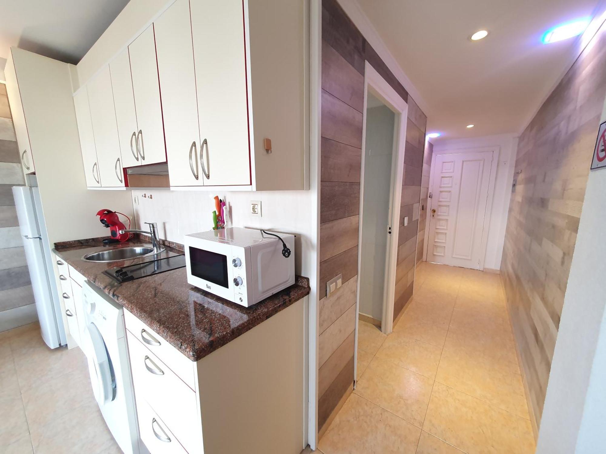 SALOU,Carrer de París, playa centro. Piscina. Apartamento