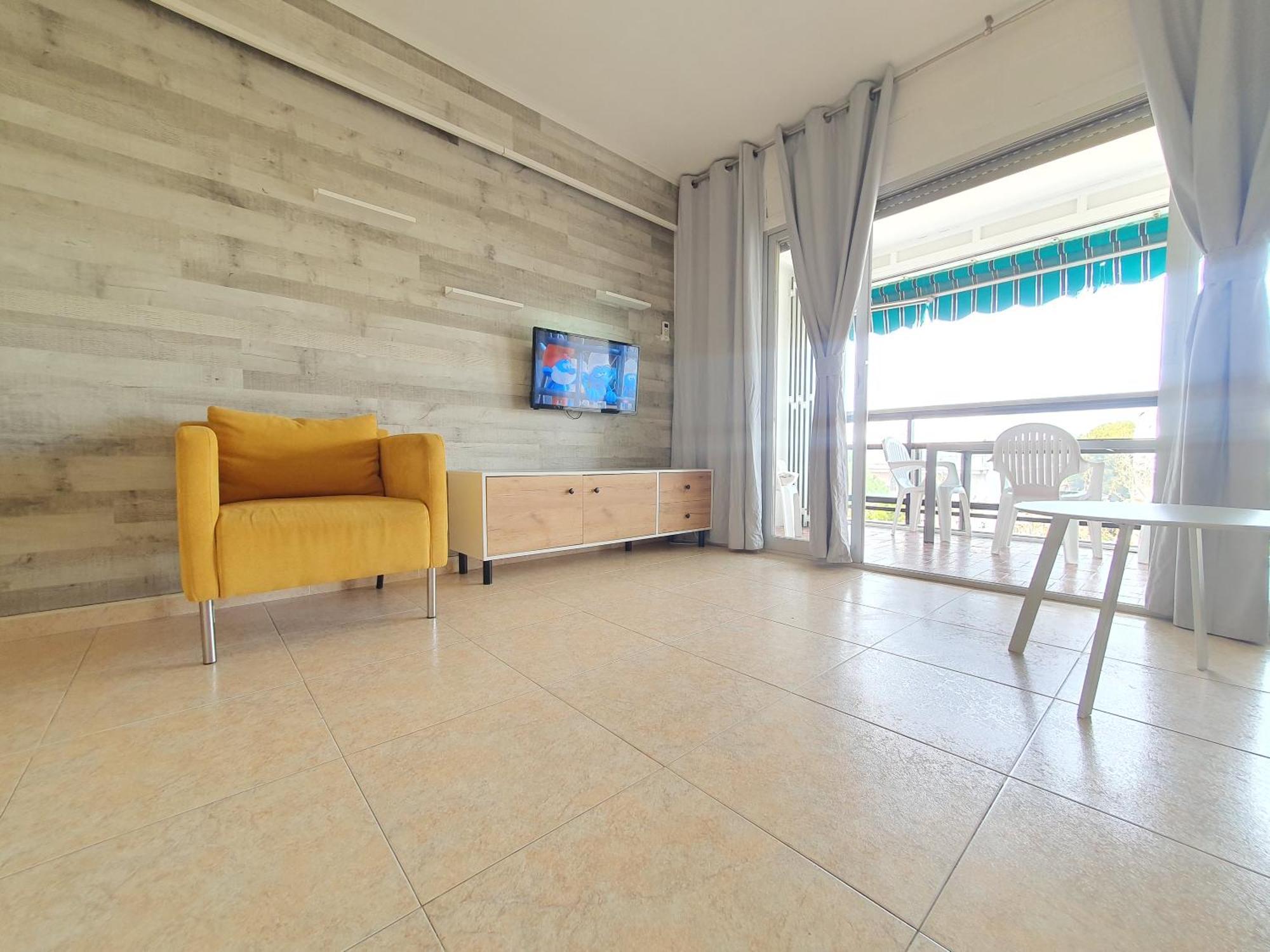 SALOU,Carrer de París, playa centro. Piscina. Apartamento *