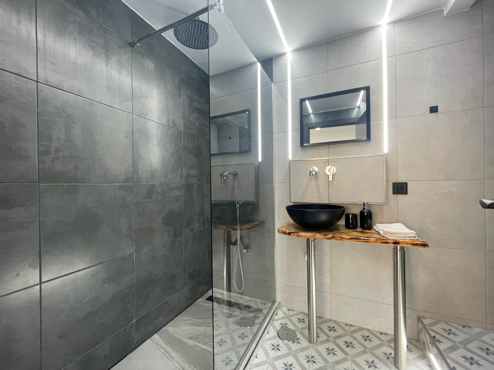 Jl 1 Apartment *