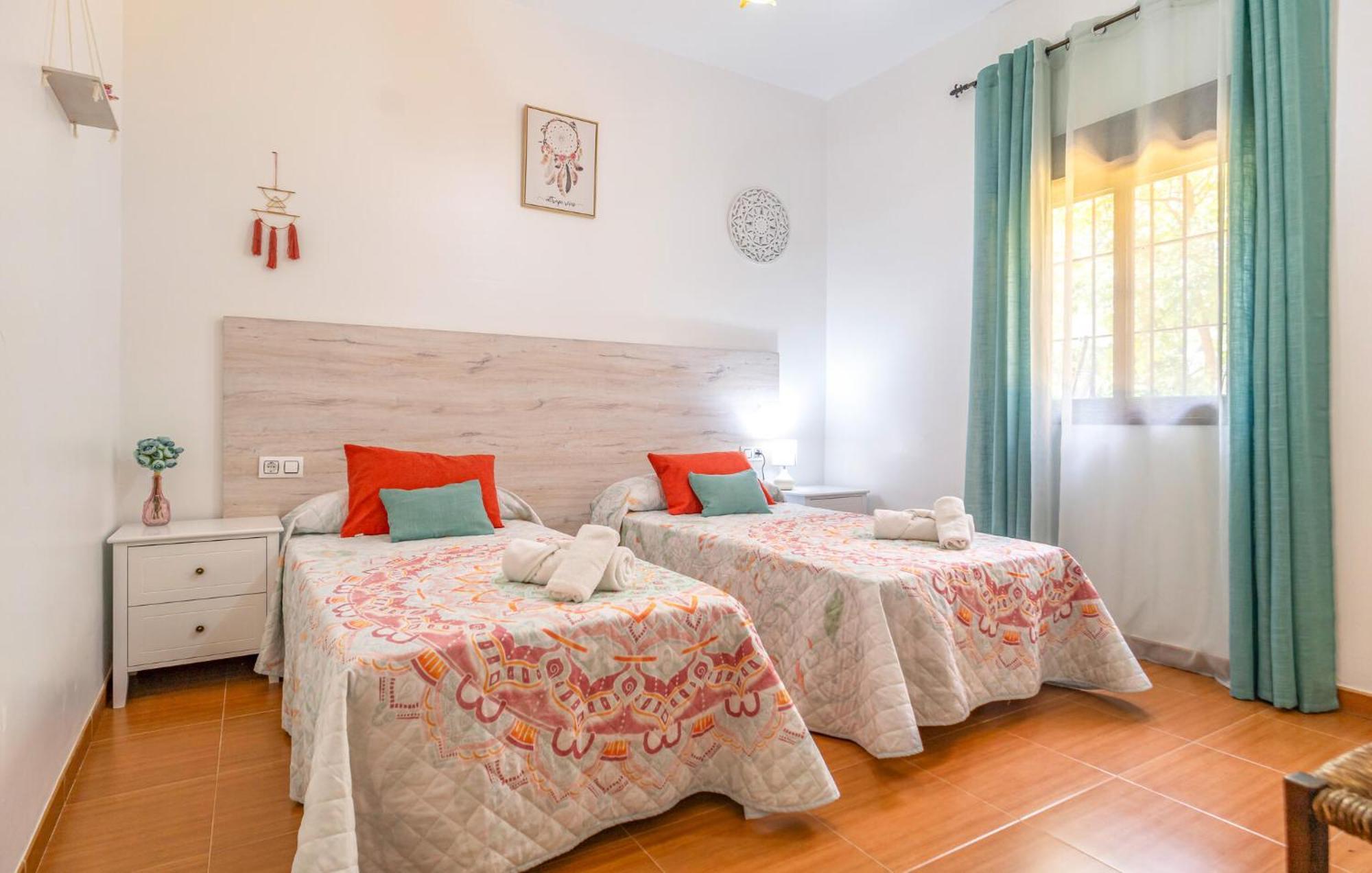 4 Bedroom Cozy In Сasa de vacaciones Iznájar