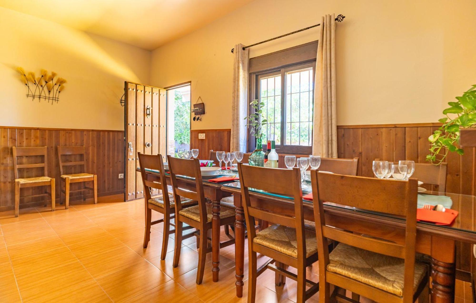 4 Bedroom Cozy In Сasa de vacaciones Iznájar