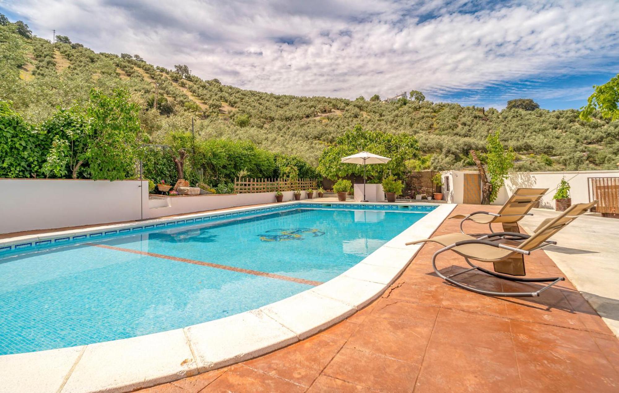 4 Bedroom Cozy In Сasa de vacaciones Iznájar