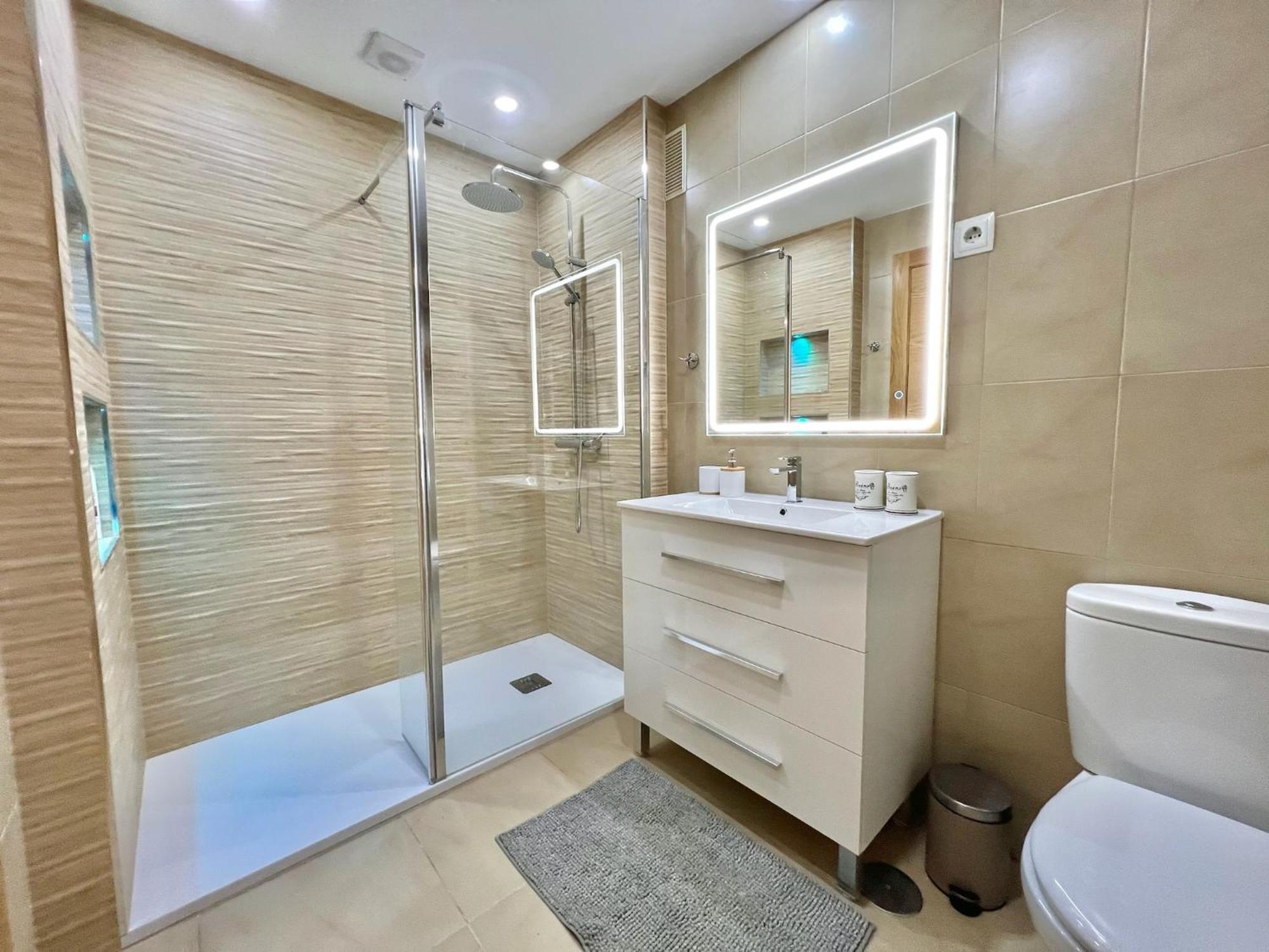 Stunning With A Beautiful Pool/lake View Apartment