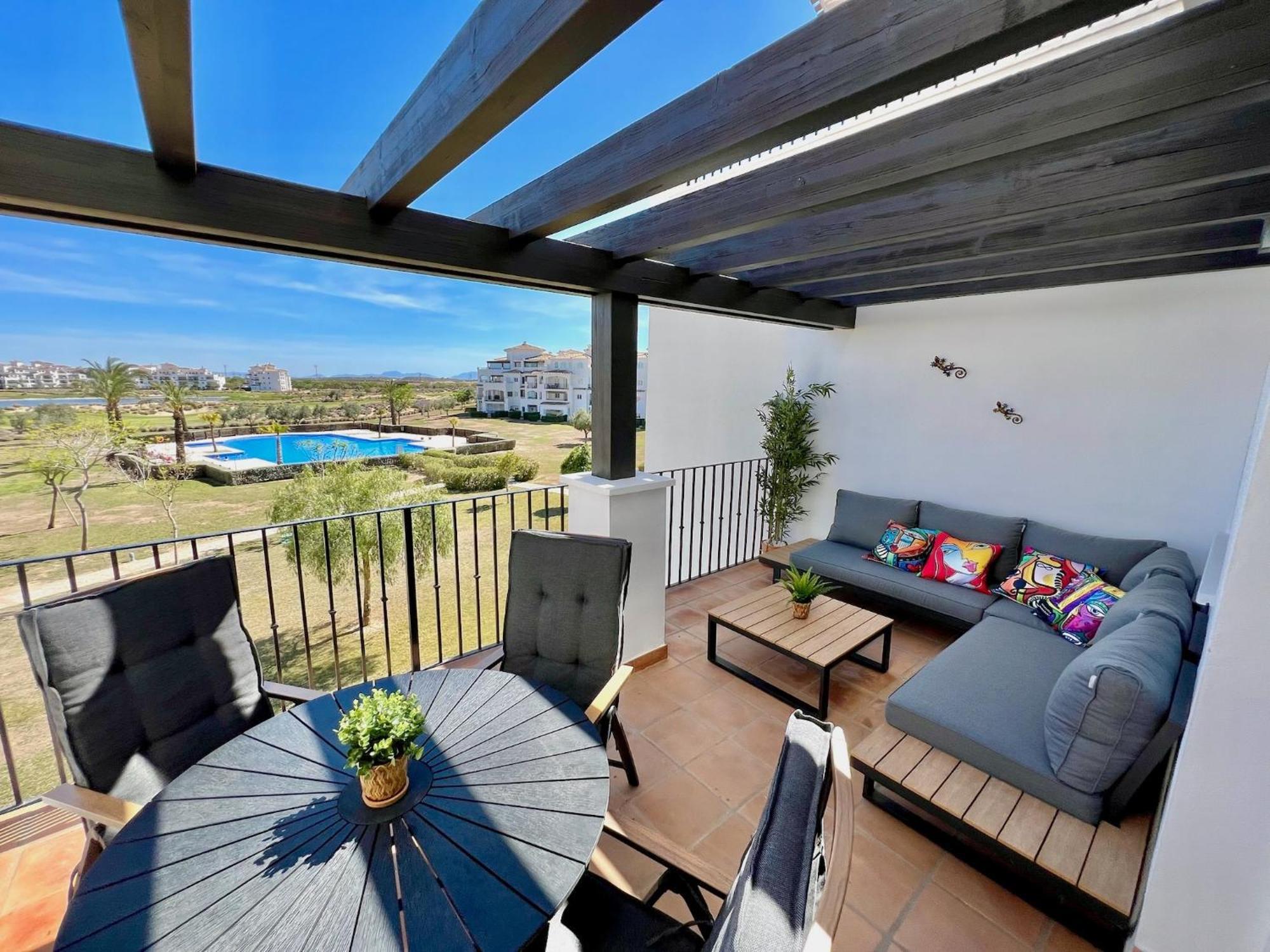 Stunning With A Beautiful Pool/lake View Sucina