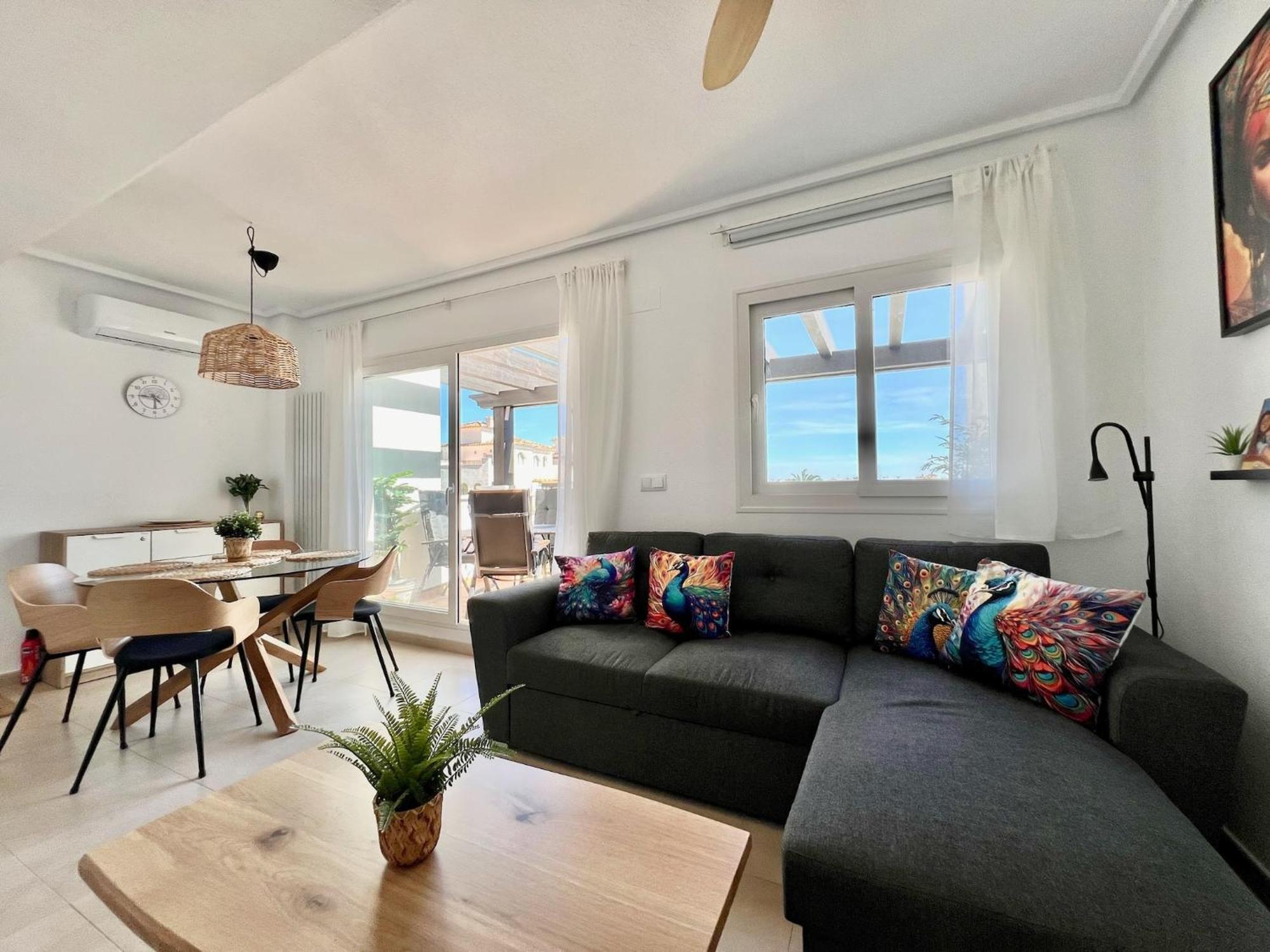 Stunning With A Beautiful Pool/lake View Sucina