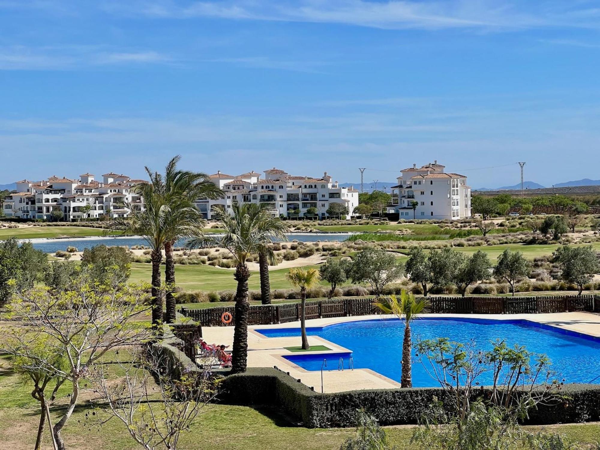 Stunning With A Beautiful Pool/lake View Apartment