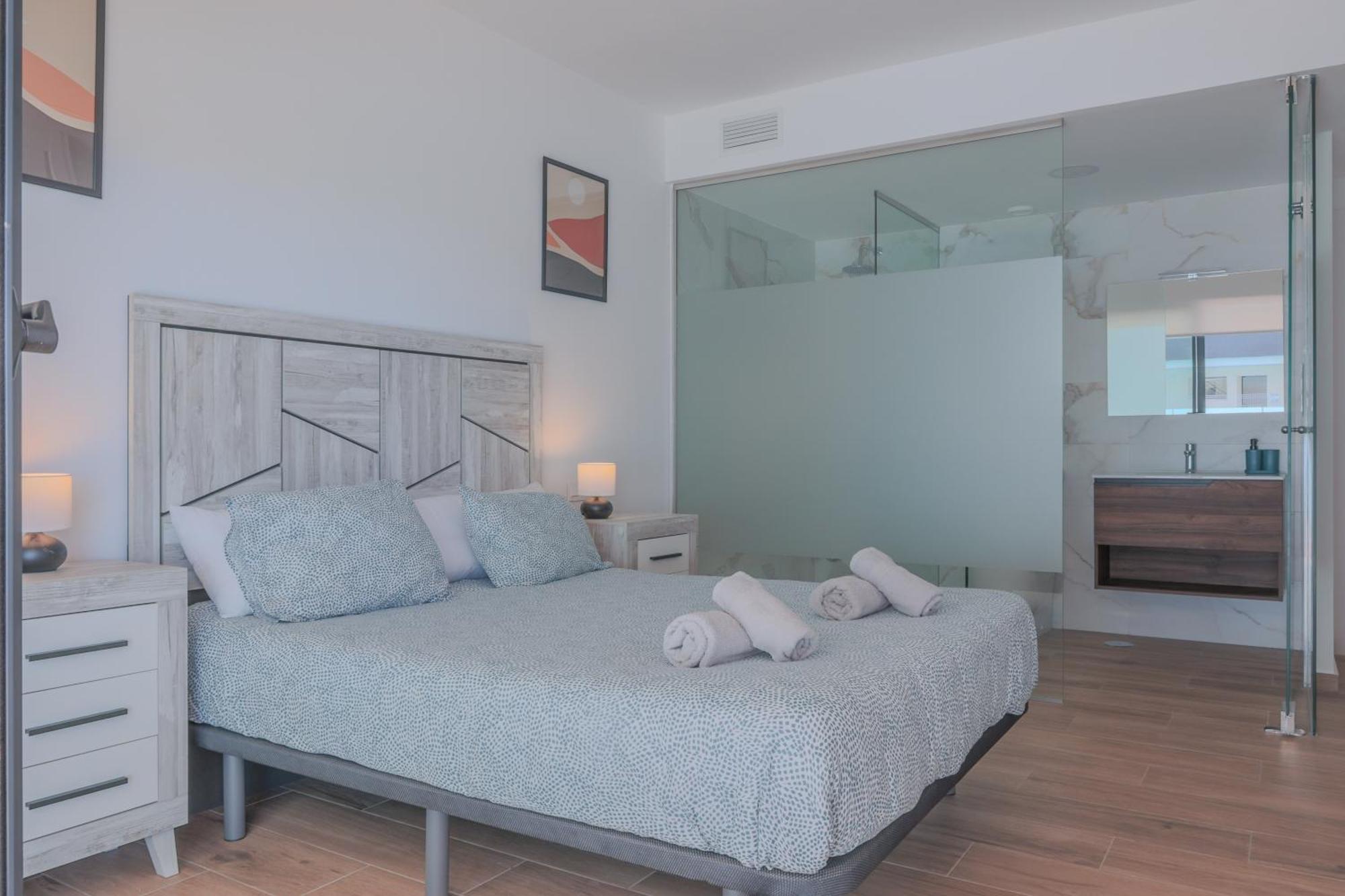 Luxury 2 Bedroom By Coeli Holidays Apartment *