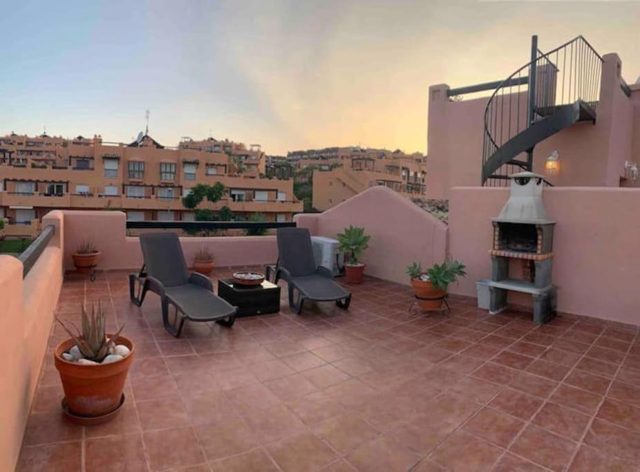Penthouse Paradiso: 2br Oasis In Del Sol Apartment