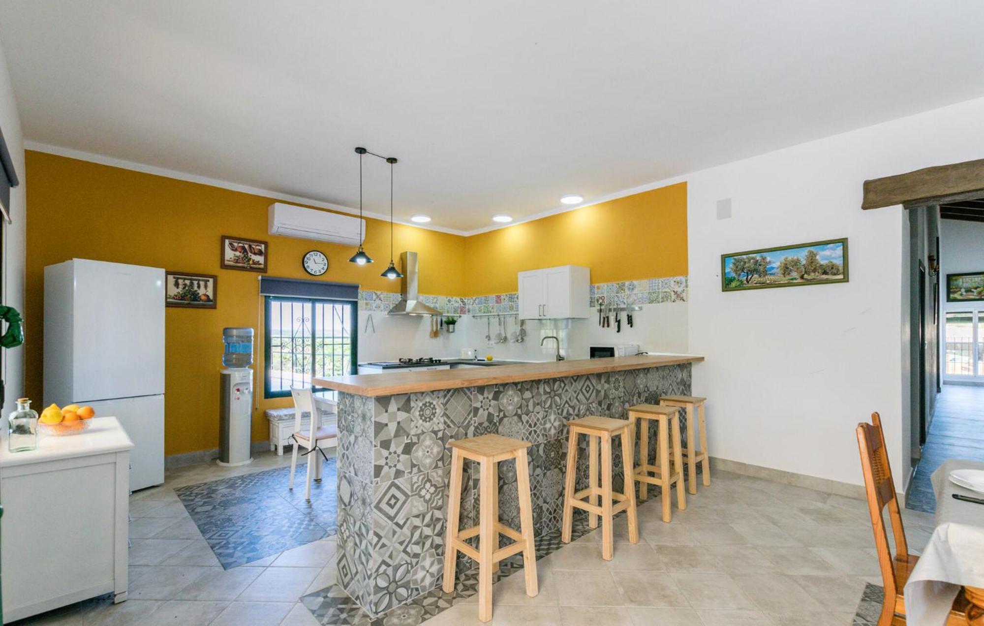Сasa de vacaciones 6 Bedroom Amazing In La Puebla De Infan *