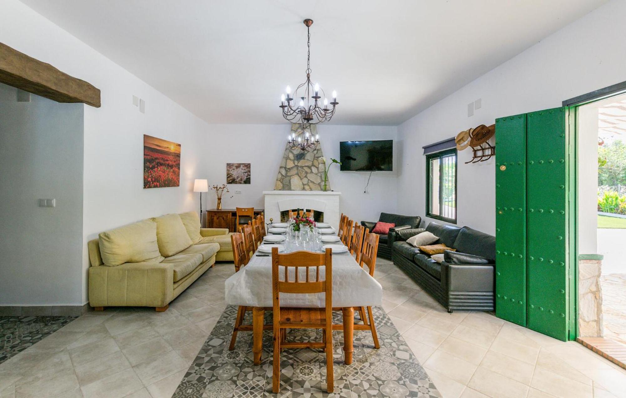 6 Bedroom Amazing In La Puebla De Infan Сasa de vacaciones *