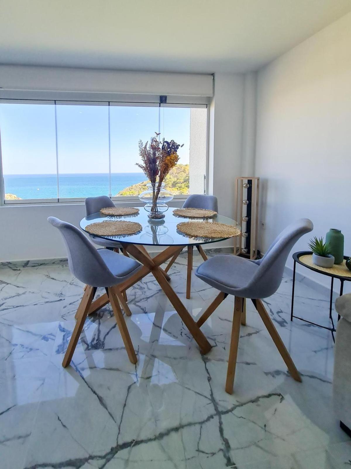 Sea Front Apartment *