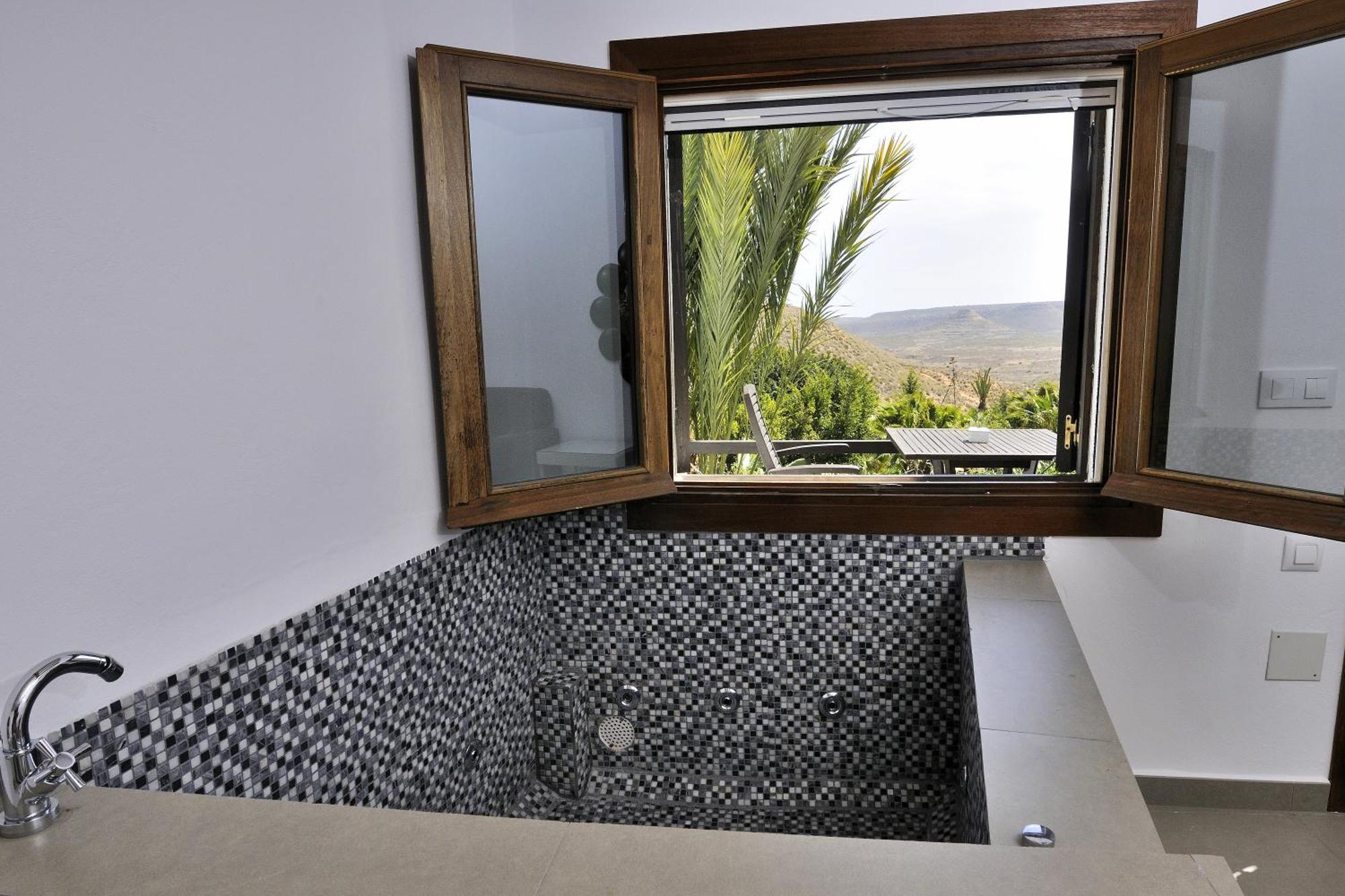 Hotel La Almendra Y El Gitano Agua Amarga (Almeria)
