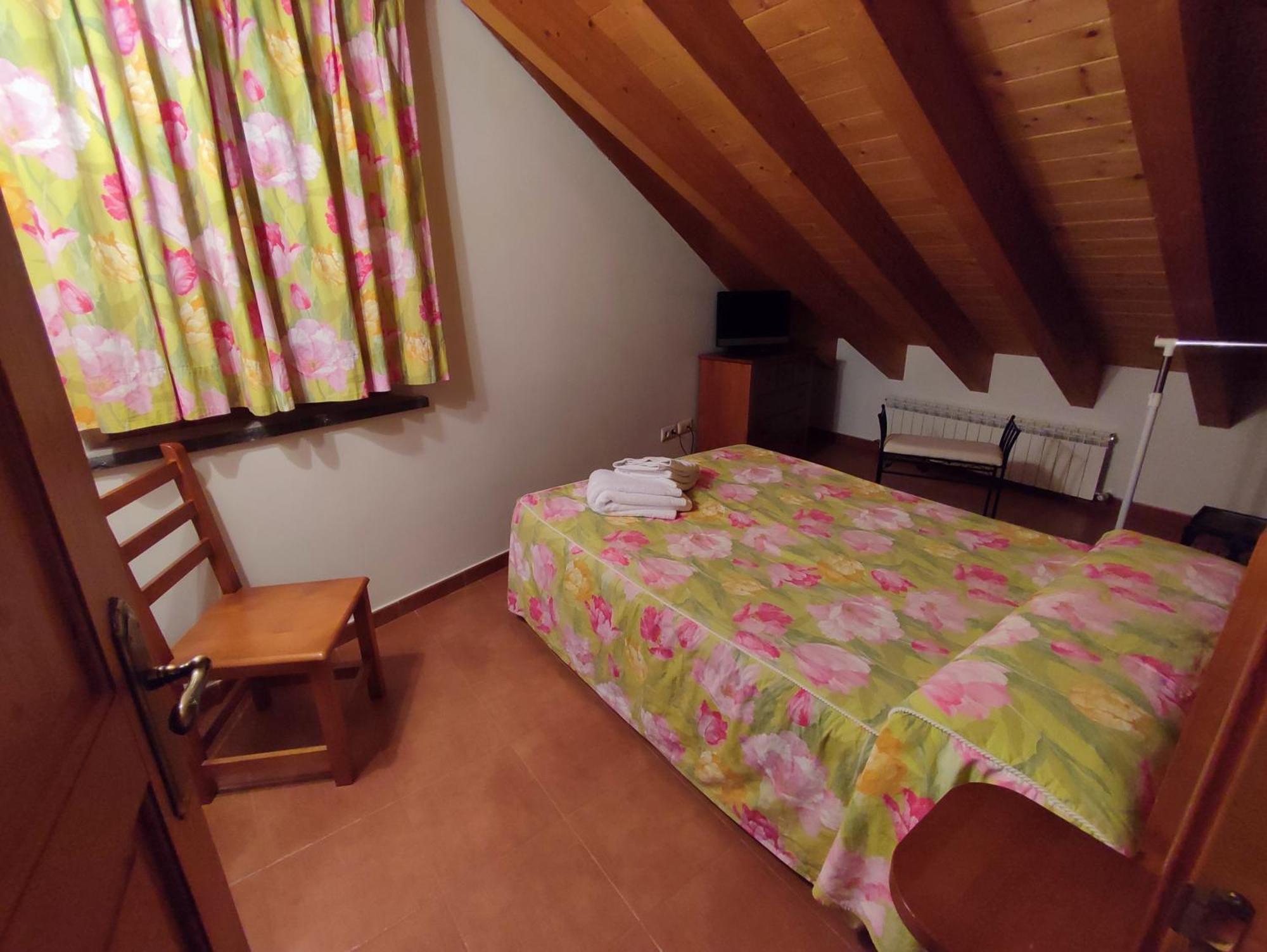 Casas Pirineo, * Ainsa