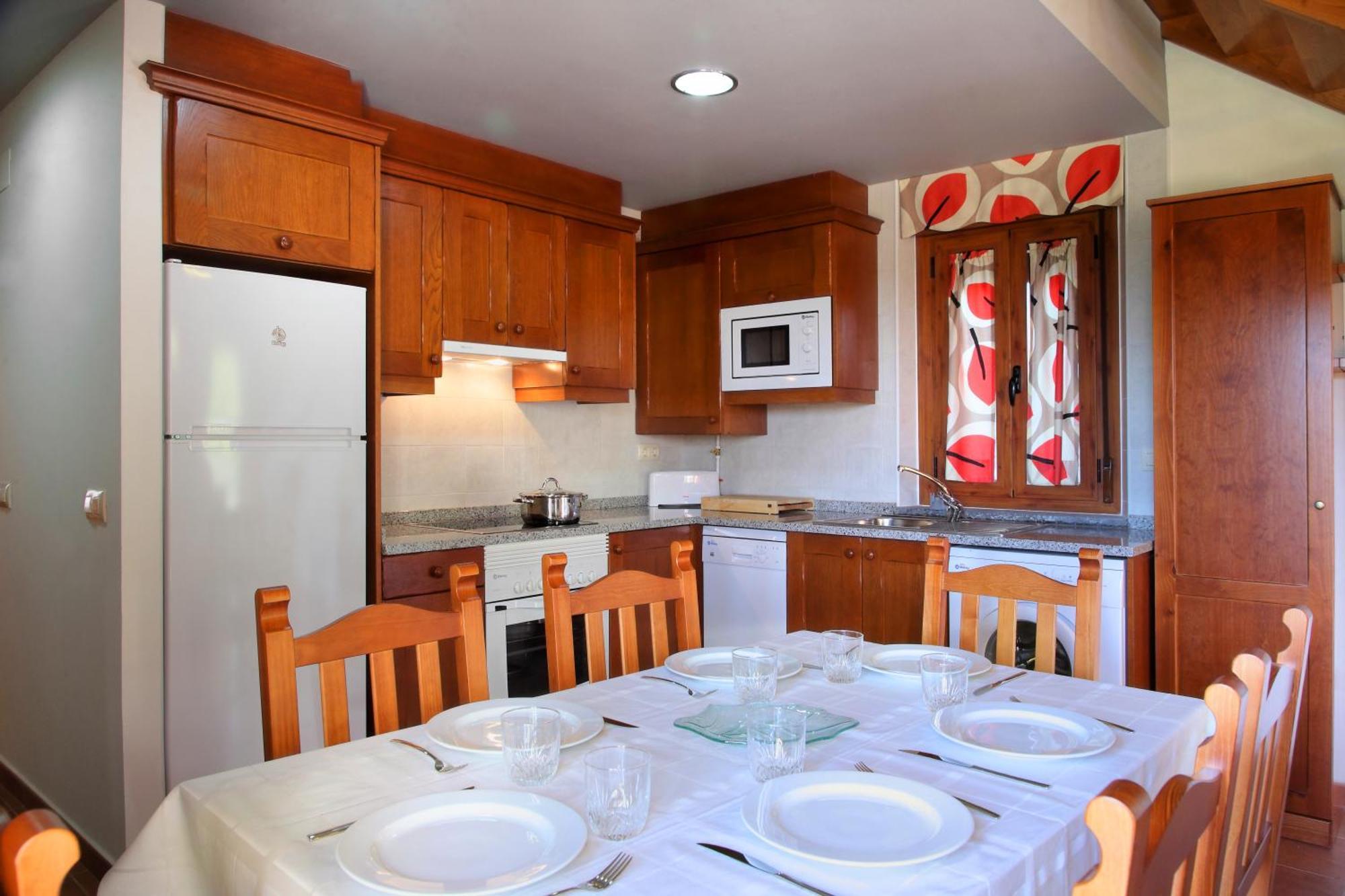 Casas Pirineo, * Ainsa