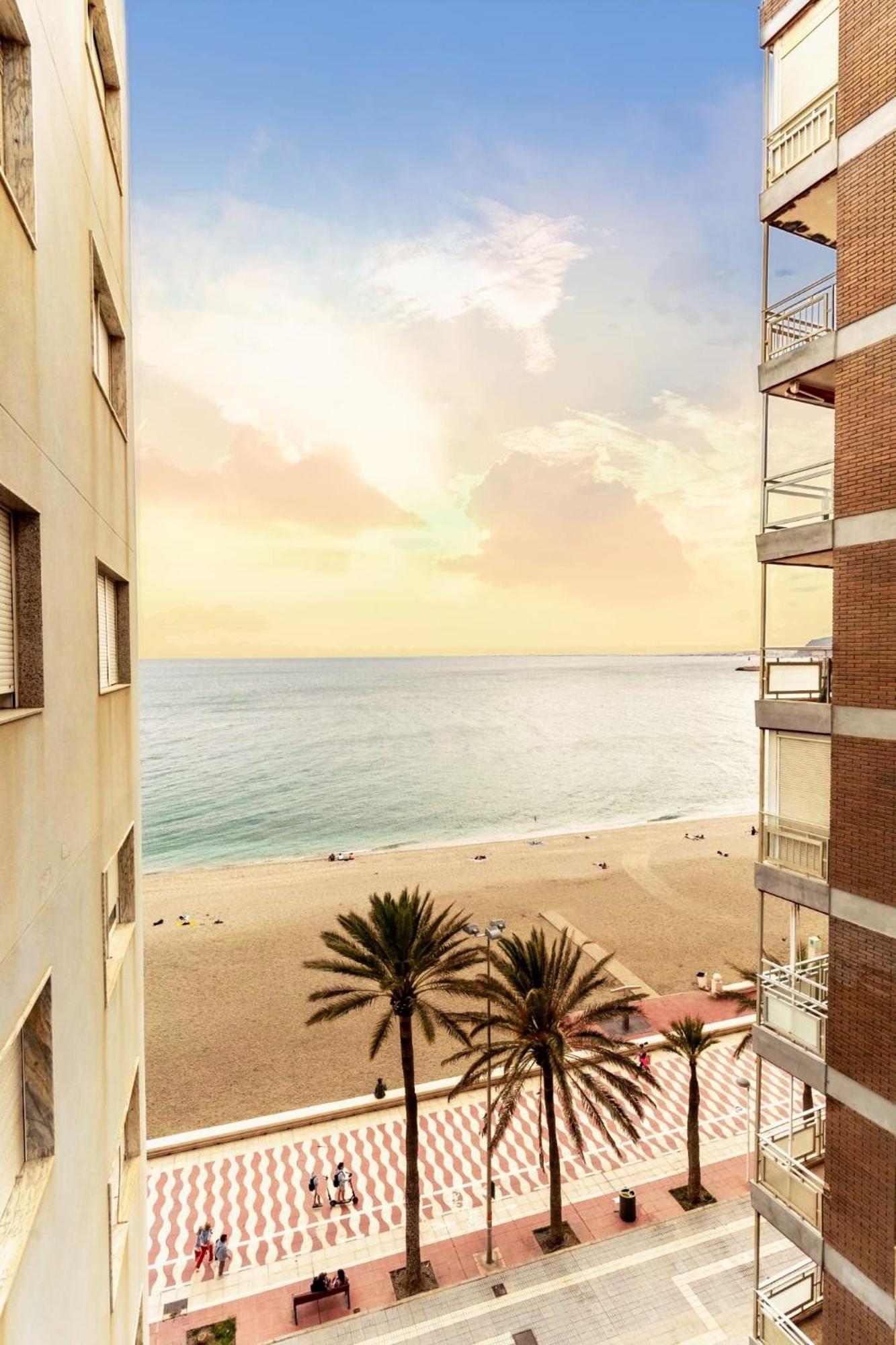 Casa En Primera Linea De Playa, En Paseo Maritimo Almeria