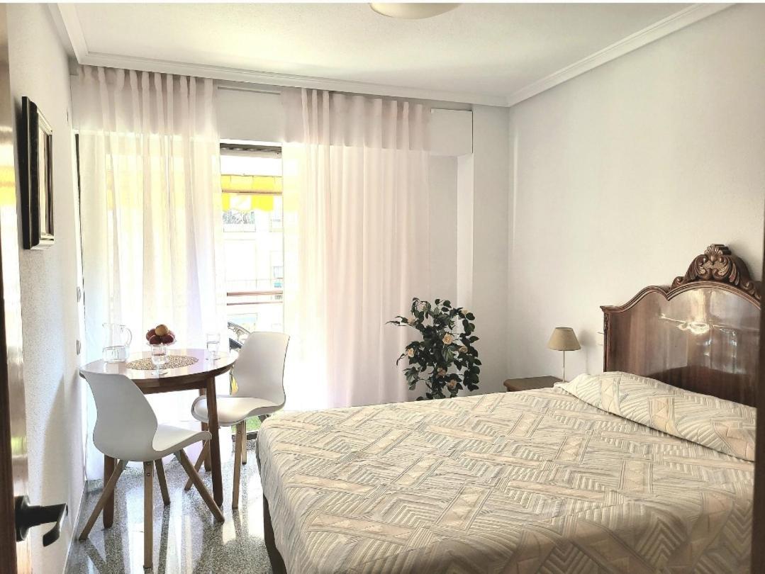 Amistosa, Habitacion Con Balcon, Alicante, Playa, Centro, Rambla, Mercado Habitación en casa particular