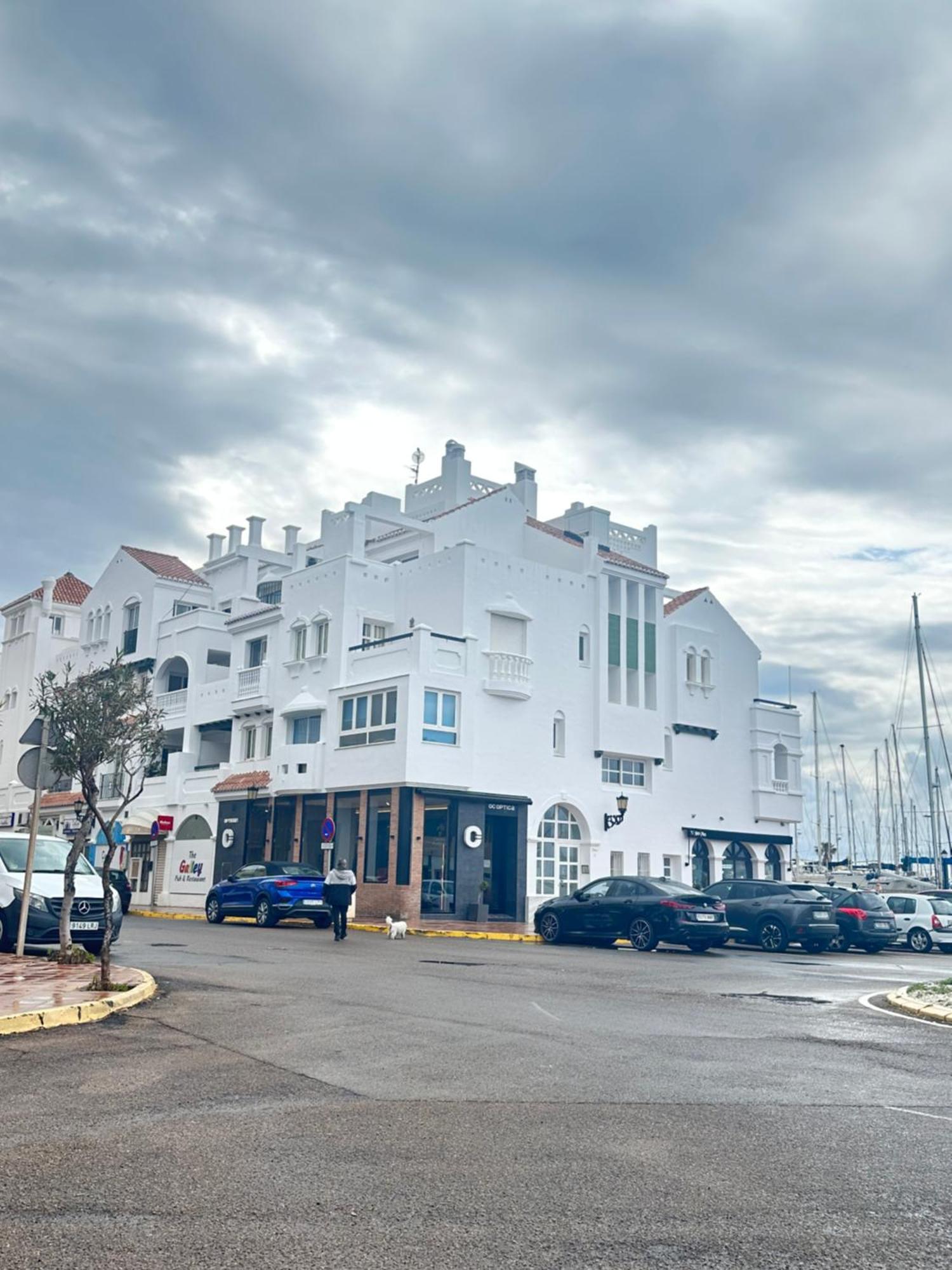 Puerto Deportivo *
