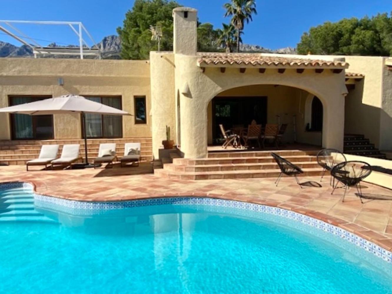 De Estilo Español Con Jardín Y Piscina Villa Altea