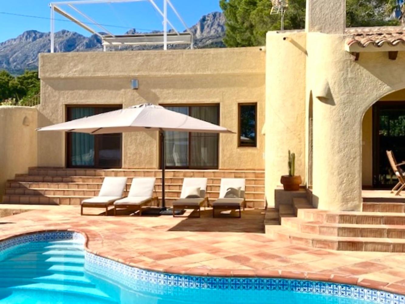 Villa De Estilo Español Con Jardín Y Piscina