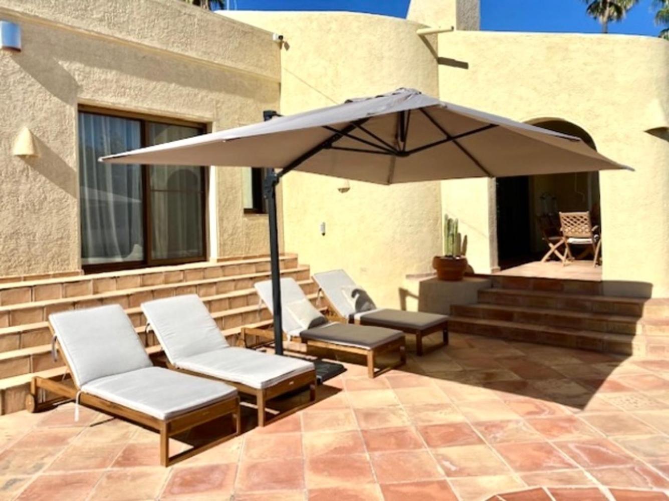 De Estilo Español Con Jardín Y Piscina
