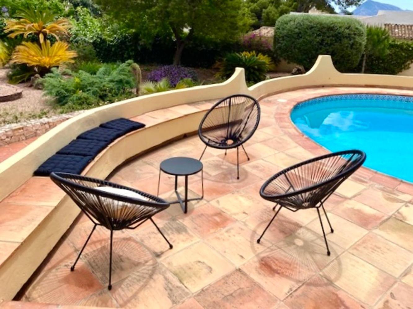 De Estilo Español Con Jardín Y Piscina Villa