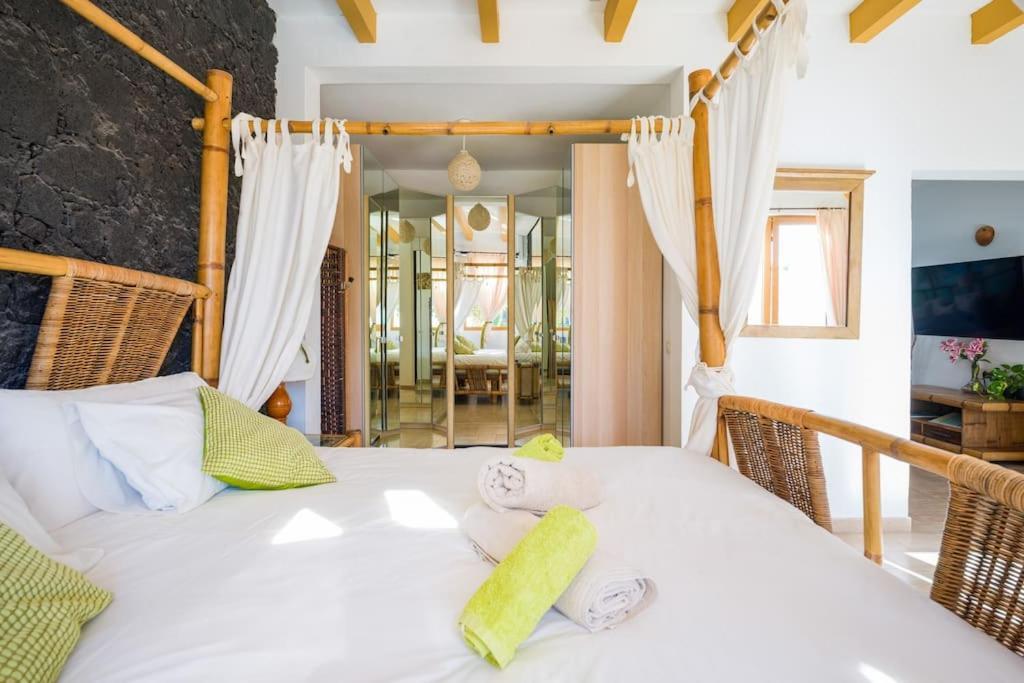 Villa La Isla By Rentaholidayslanzarote *