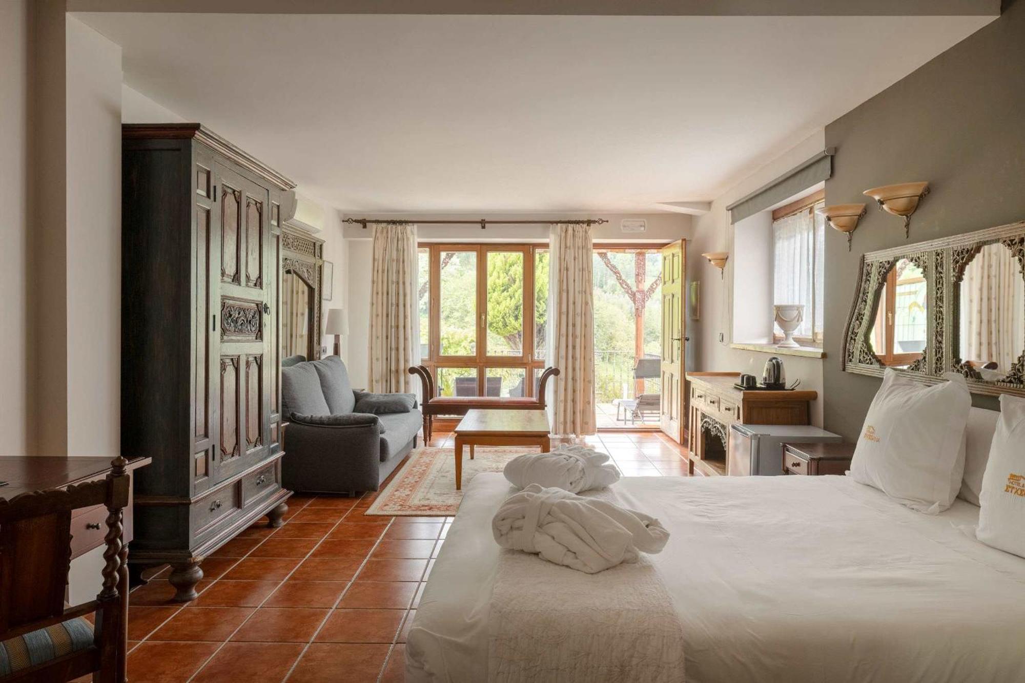 Hotel & Etxegana 2*