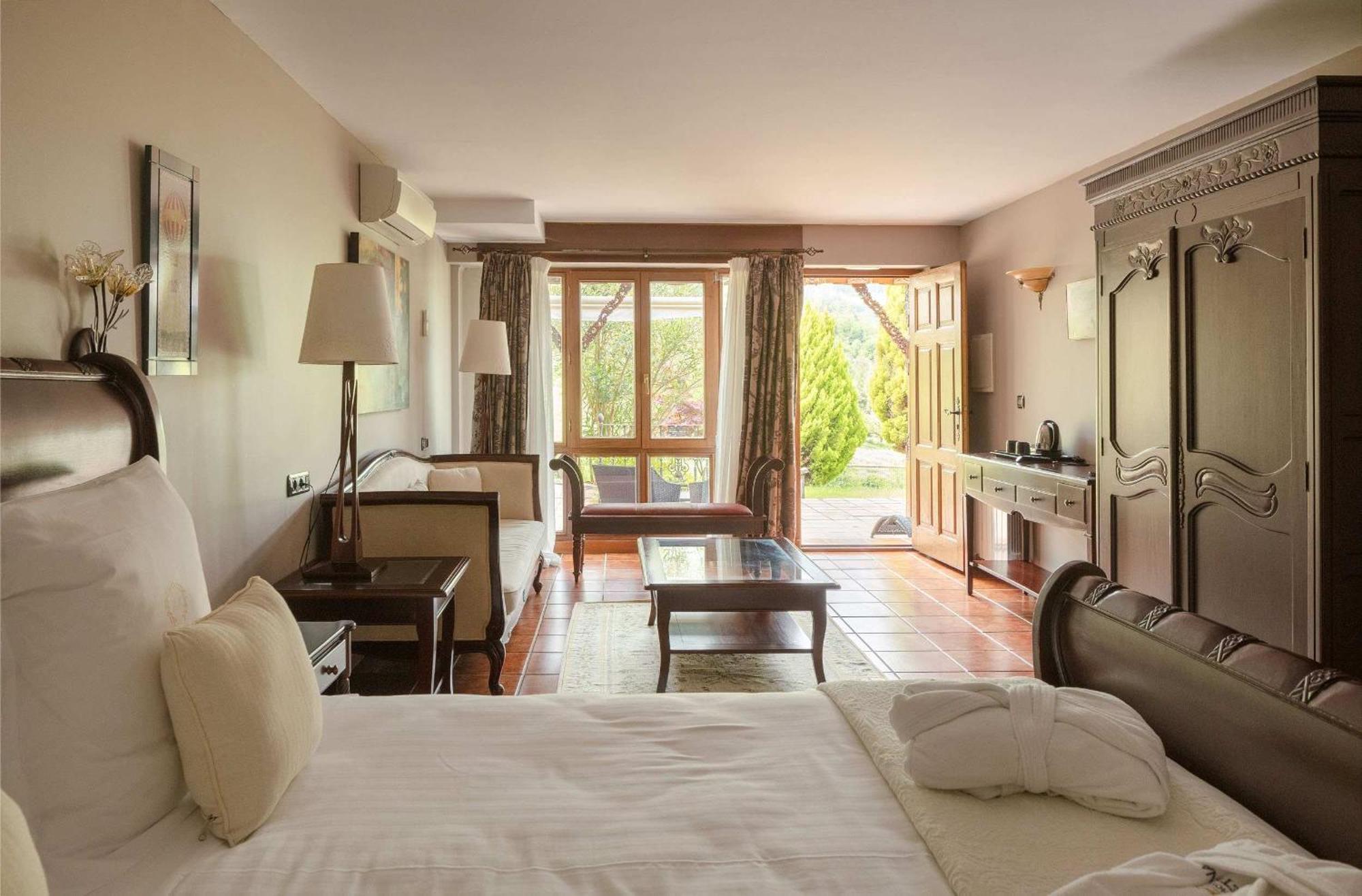 Hotel & Etxegana 2*
