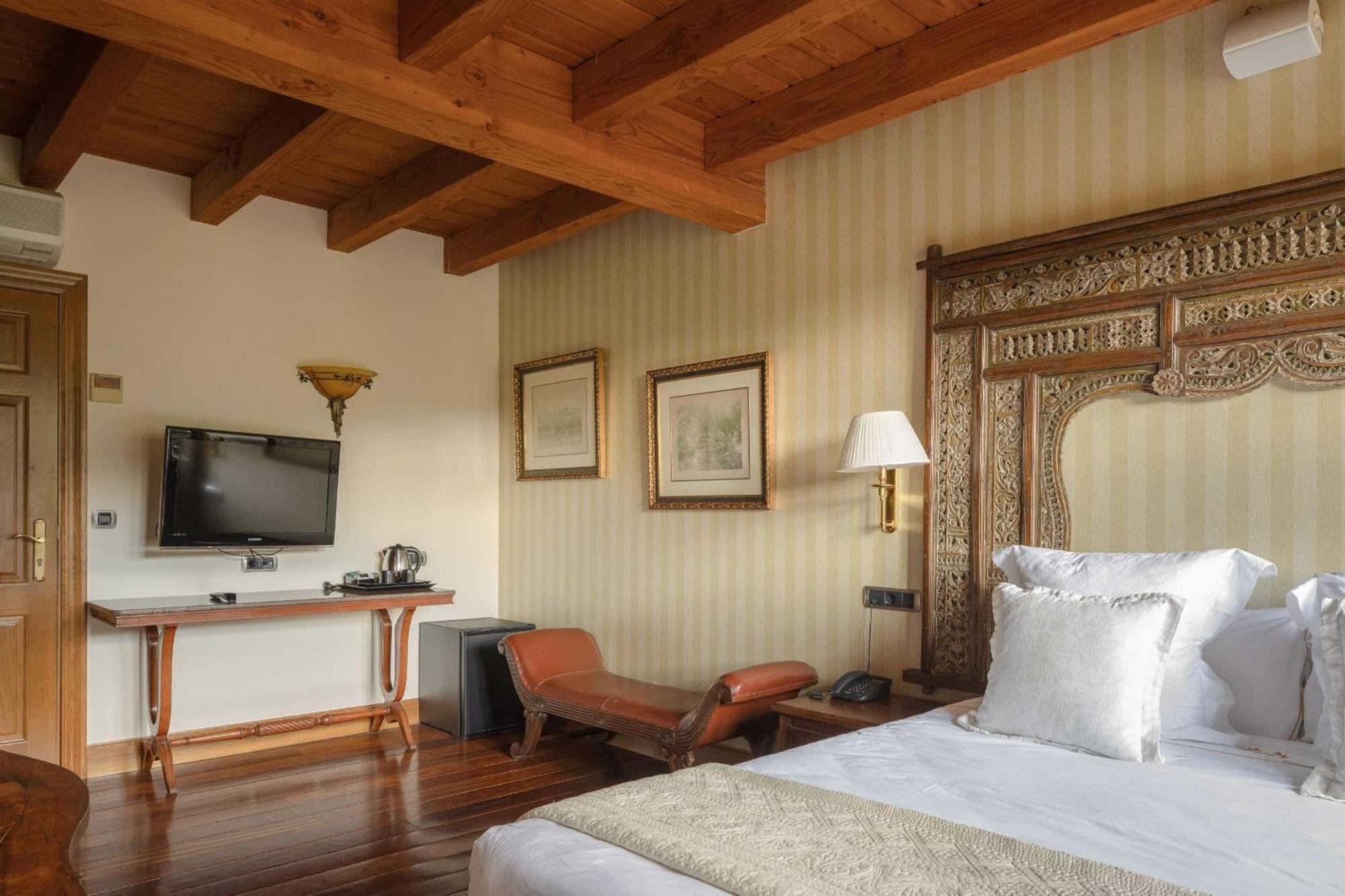 Hotel & Etxegana