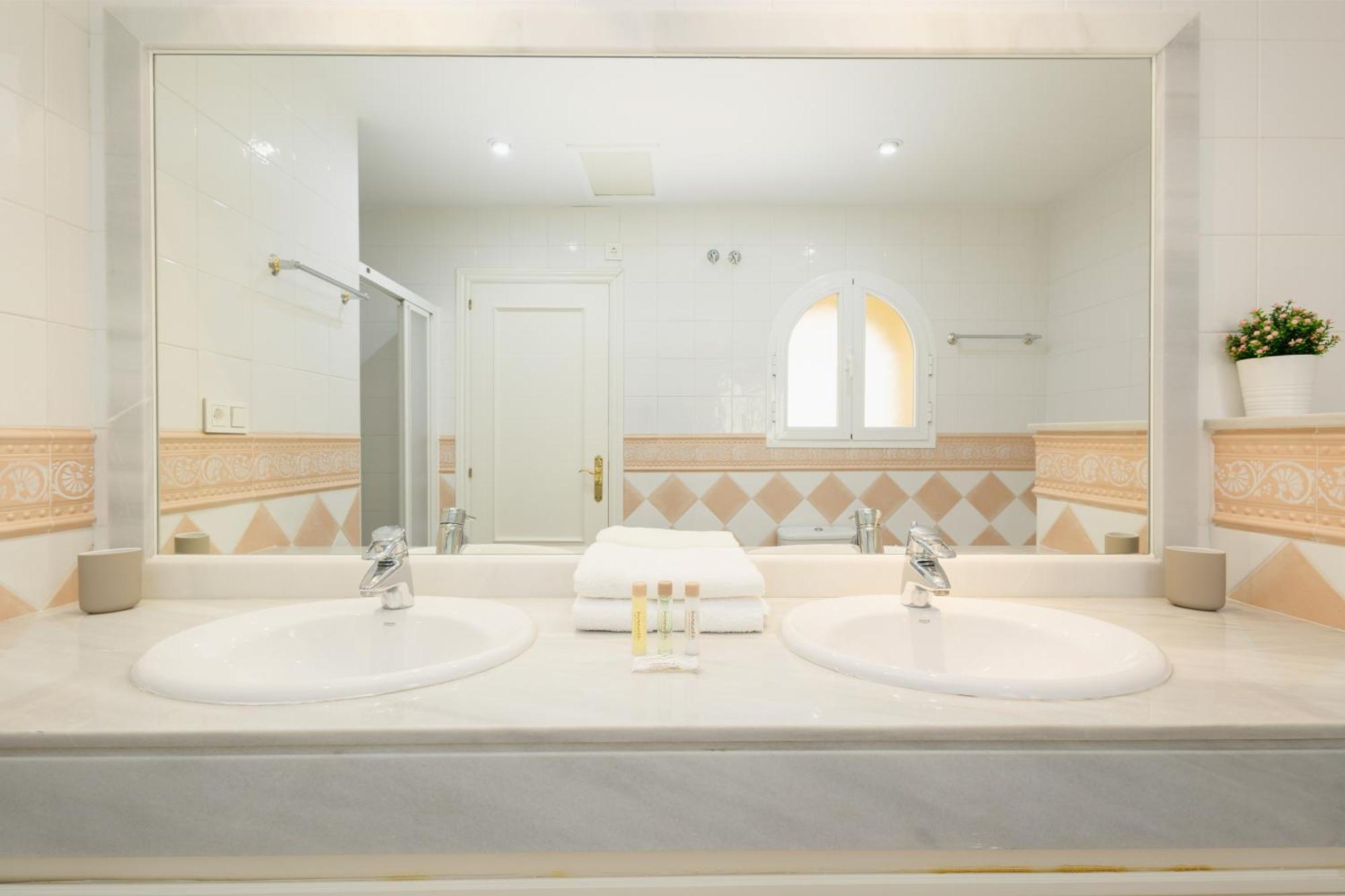 Apartment 2 Bedroom Next To The In Elviria, *