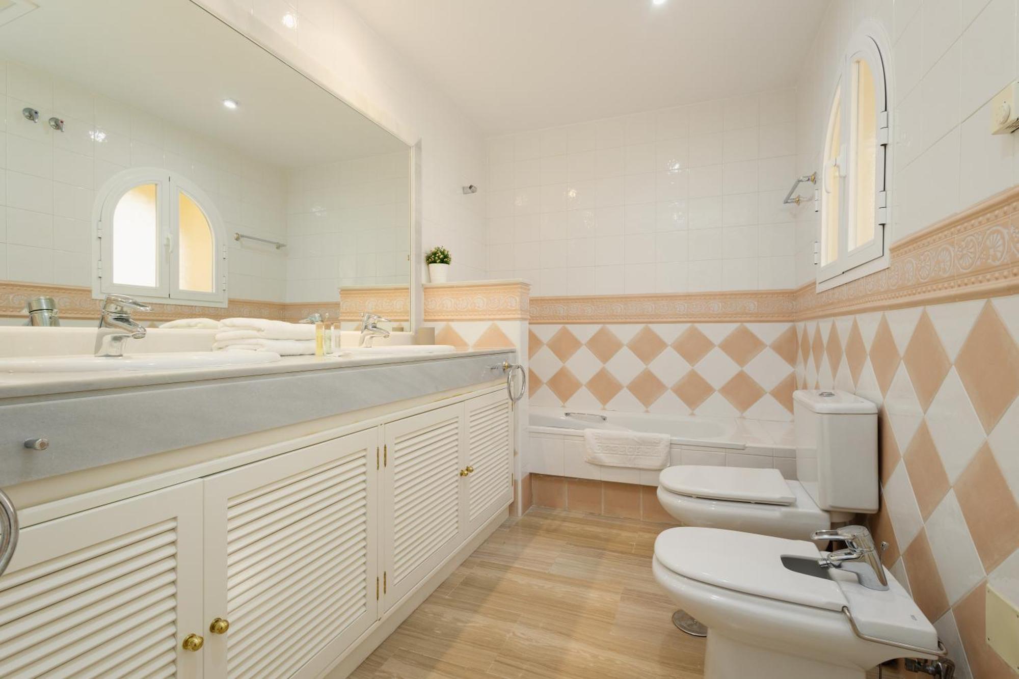 Apartment 2 Bedroom Next To The In Elviria, *