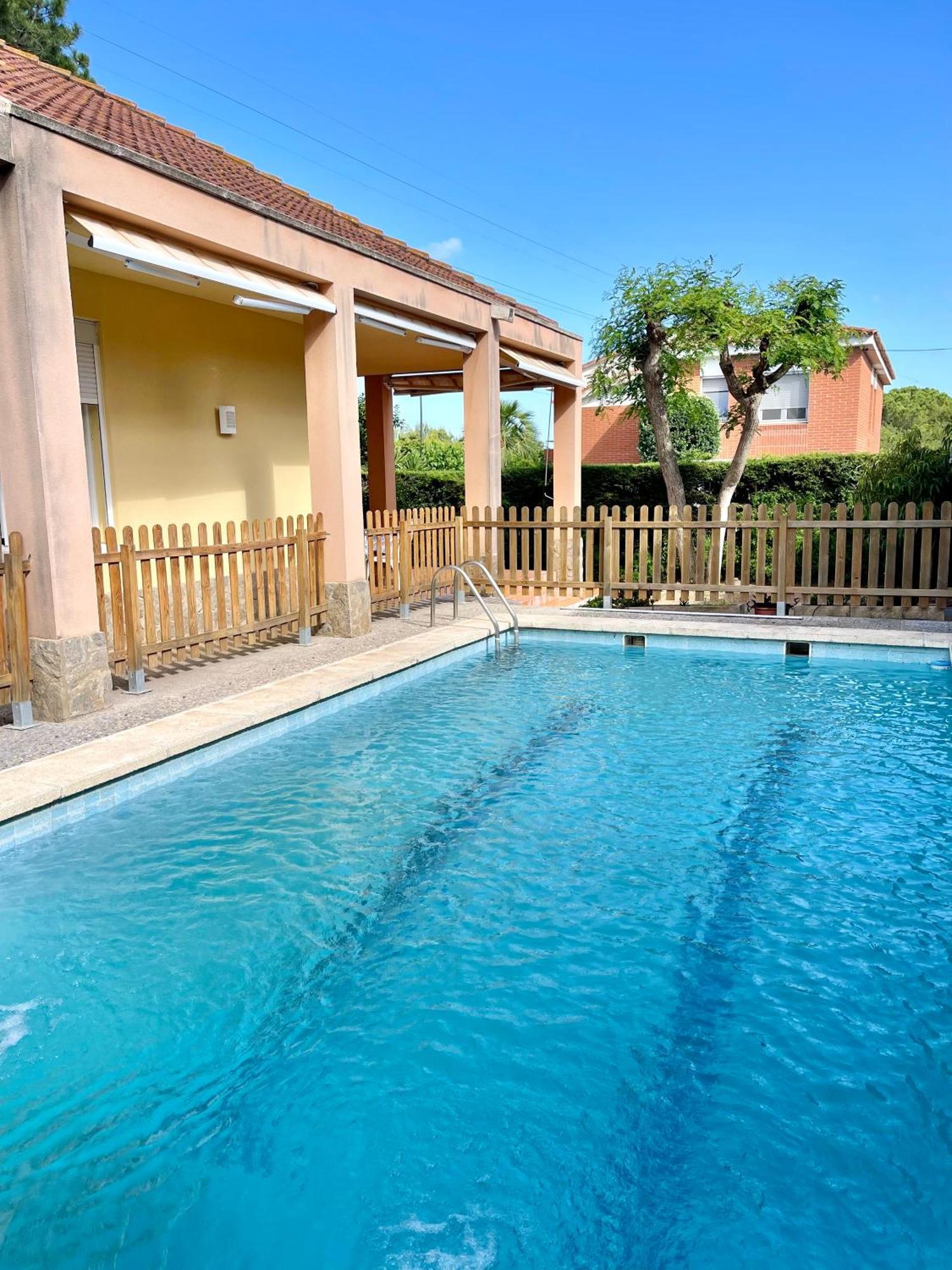 Apartbeach El Pinar Con Piscina Y Barbacoa Сasa de vacaciones Reus