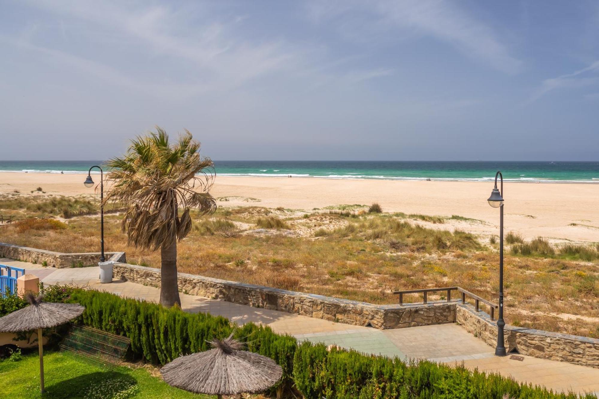 1st Line Beach, Pool, Terrace & Fibre Wifi Apartment