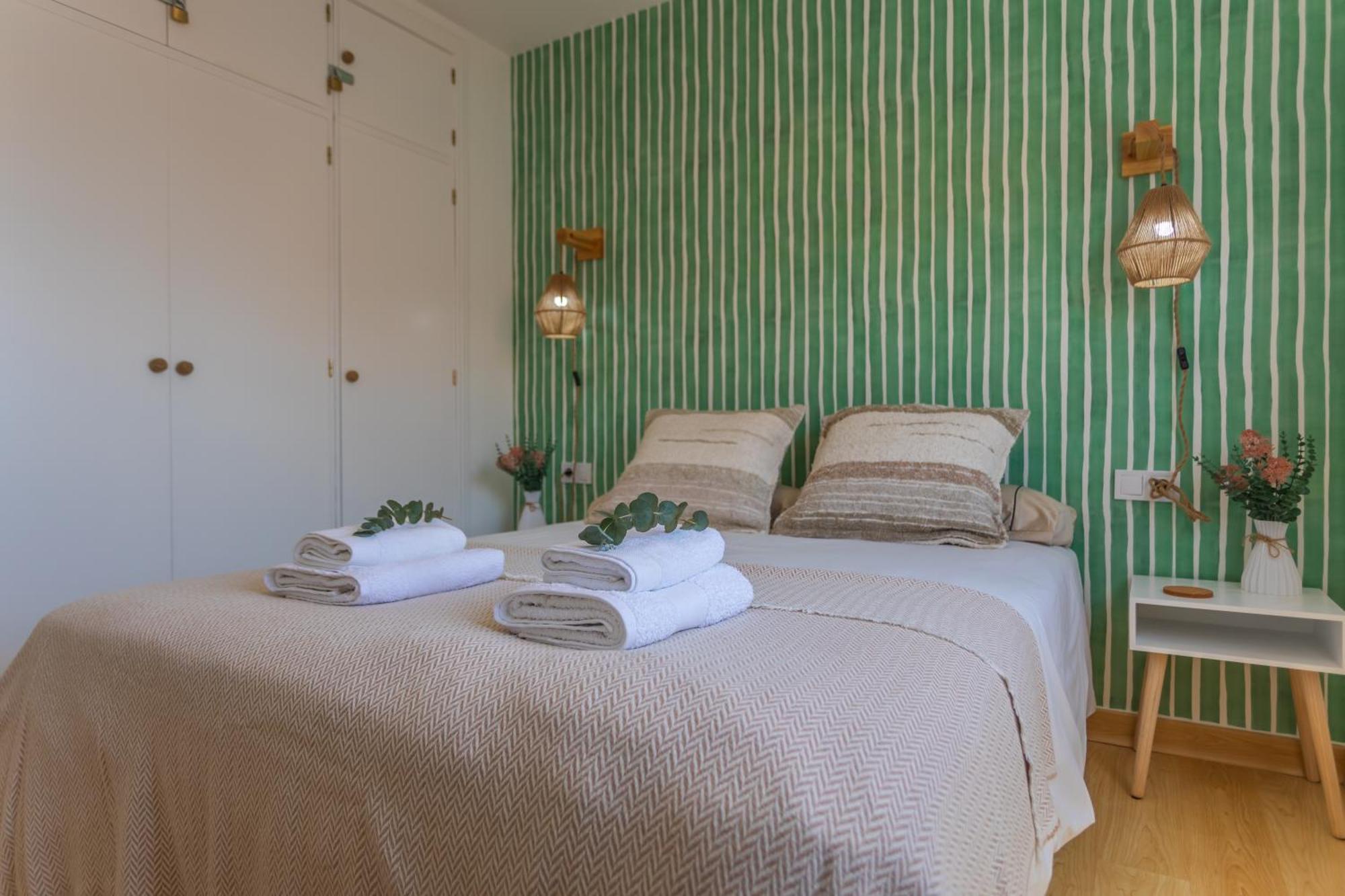 1st Line Beach, Pool, Terrace & Fibre Wifi Apartment *