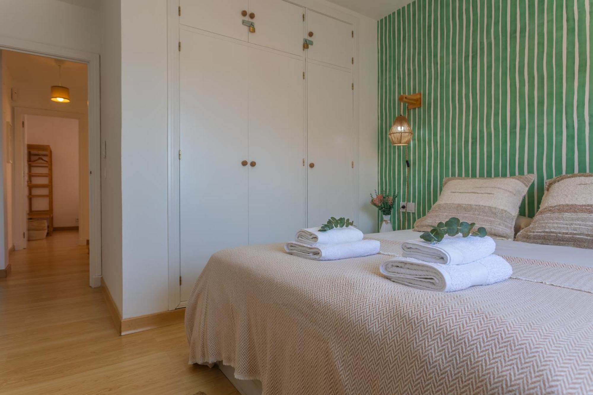 Apartment 1st Line Beach, Pool, Terrace & Fibre Wifi *