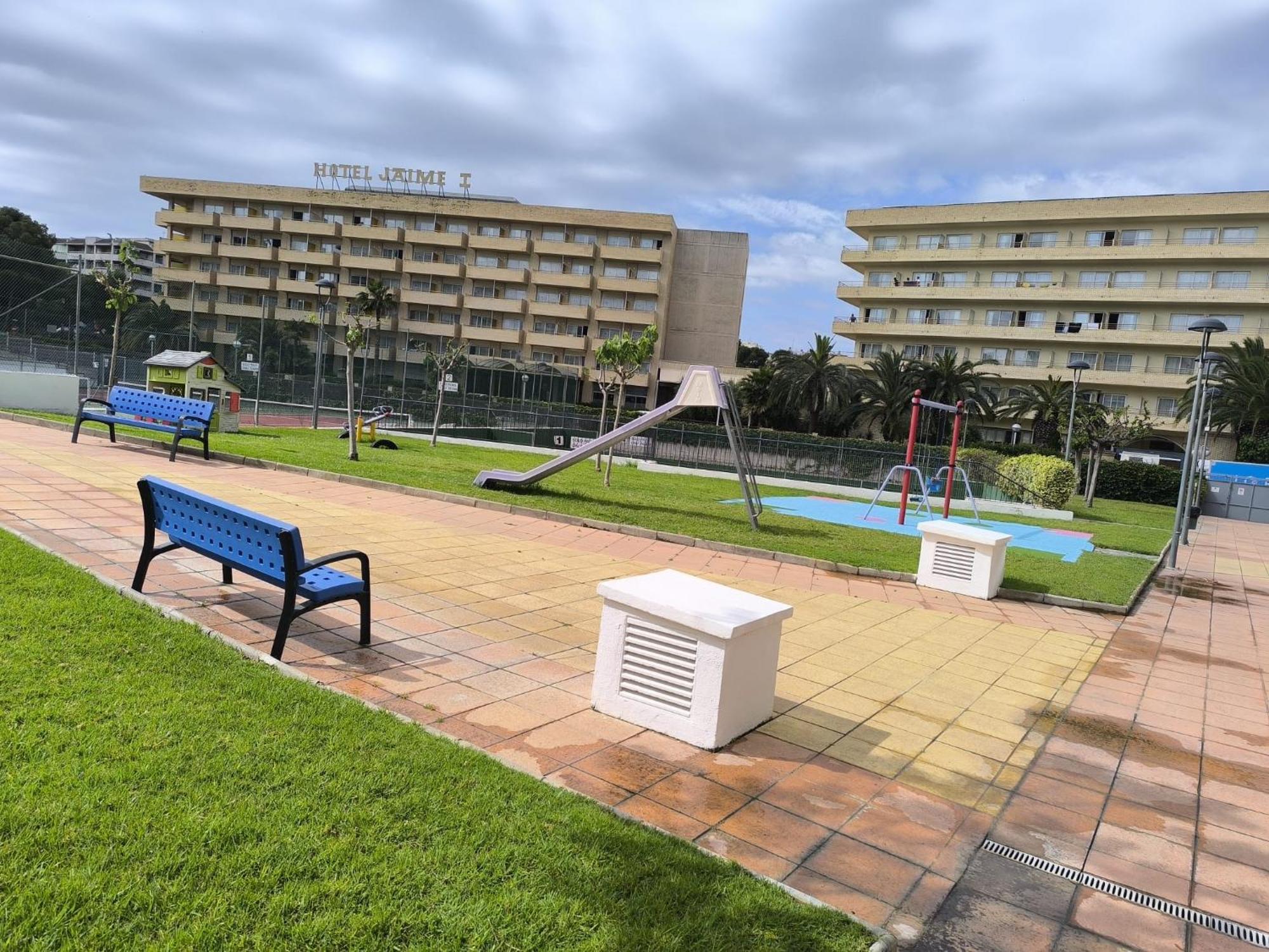 En El Centro De Salou, Playa , Padel , Tenis Y Piscina, Complejo Larimar Apartamento