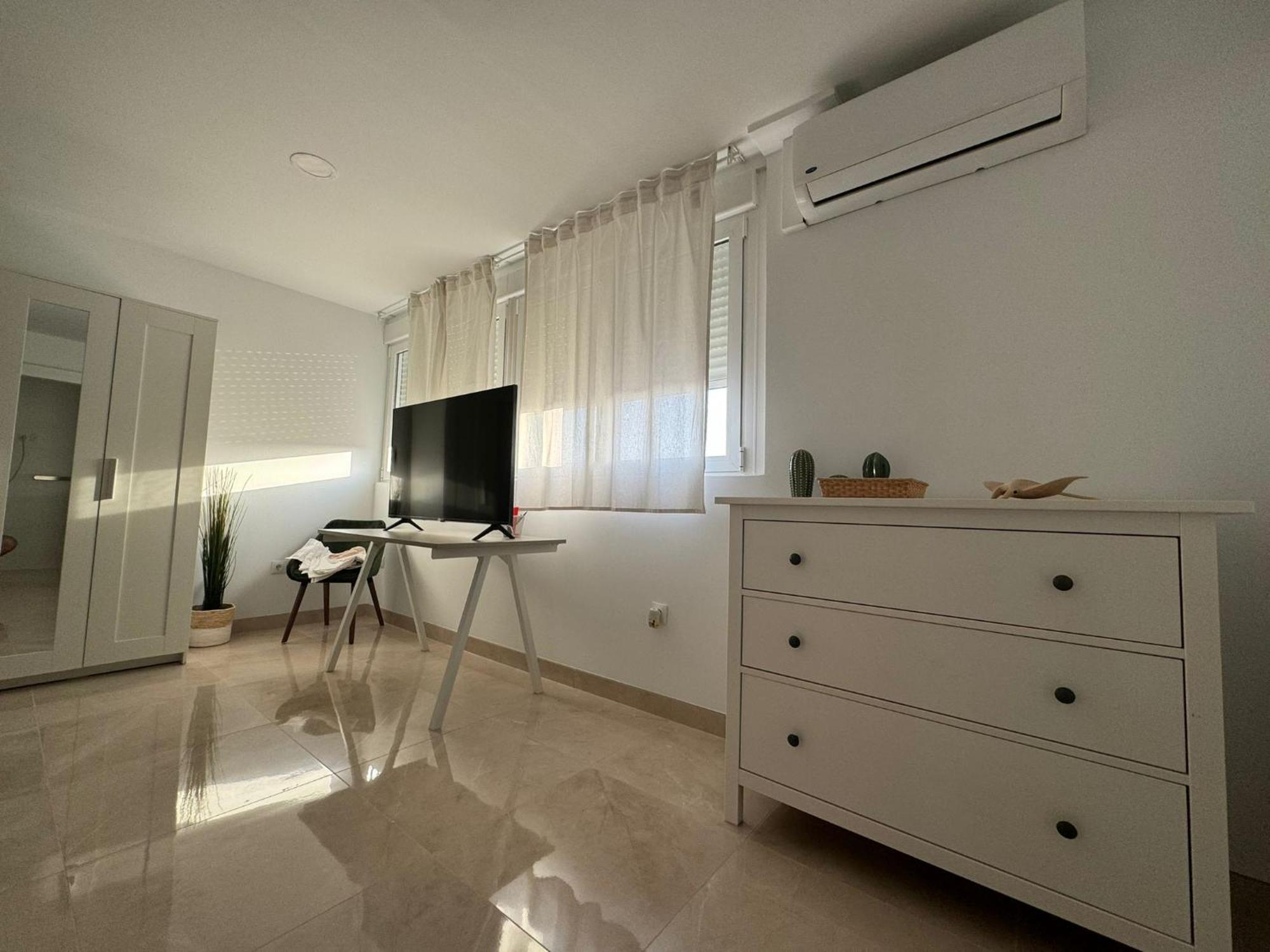 Tokyo Monsul Premium Con Bano Privado Pensión Almería