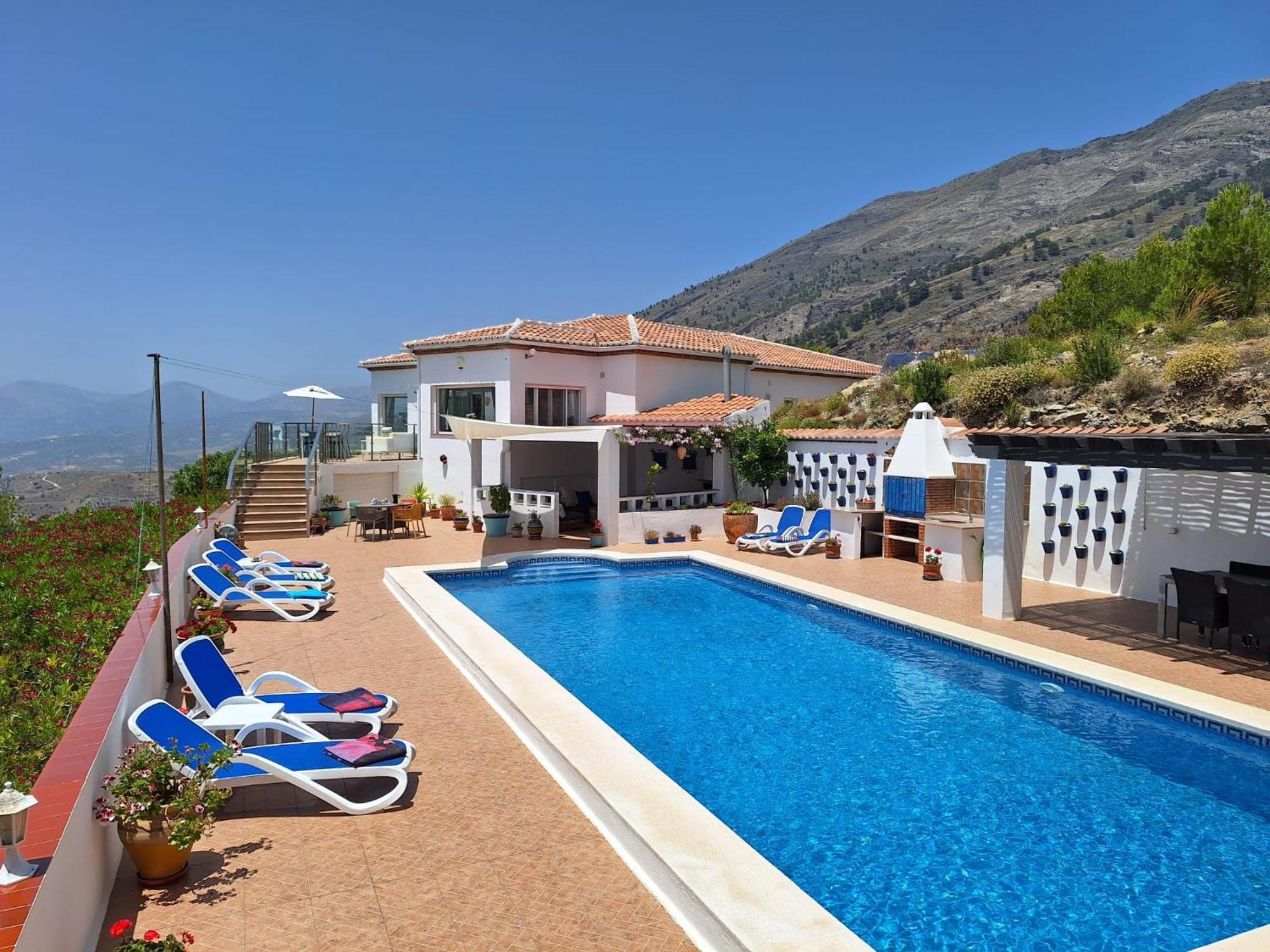 Casa Alta - Exclusive Large Luxury Private Villa, Large Pool, Amazing Views, On The Edge Of The Village And Next To Natural Park Canillas de Aceituno