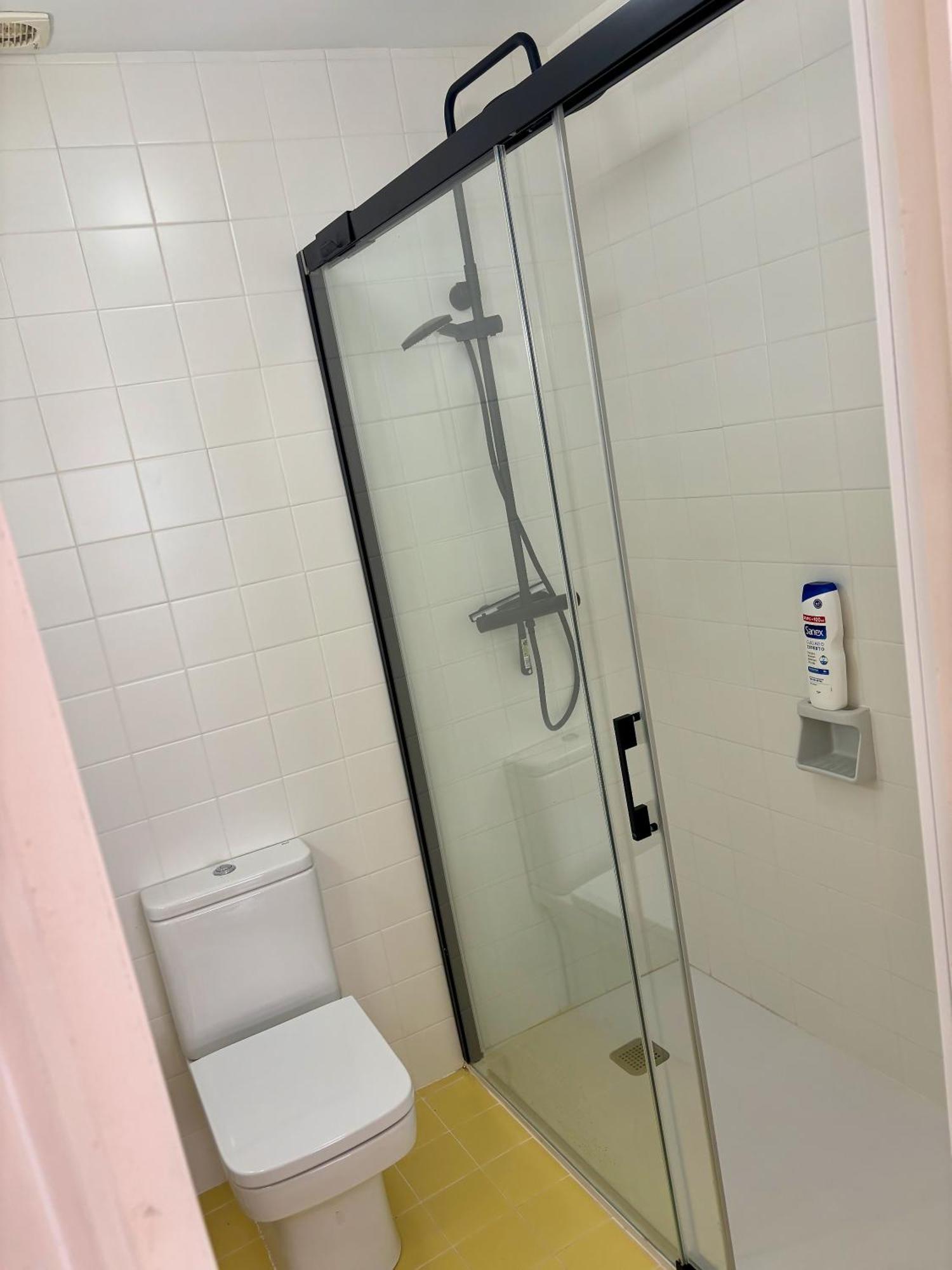 Traditional 2 Double Bed In Quiet Square *