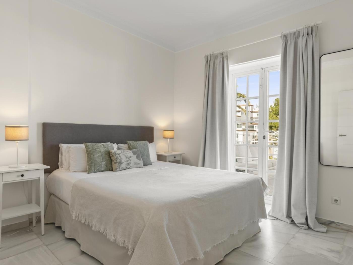 ático De 2 Dormitorios En Andalucía Del Mar Apartamento Marbella