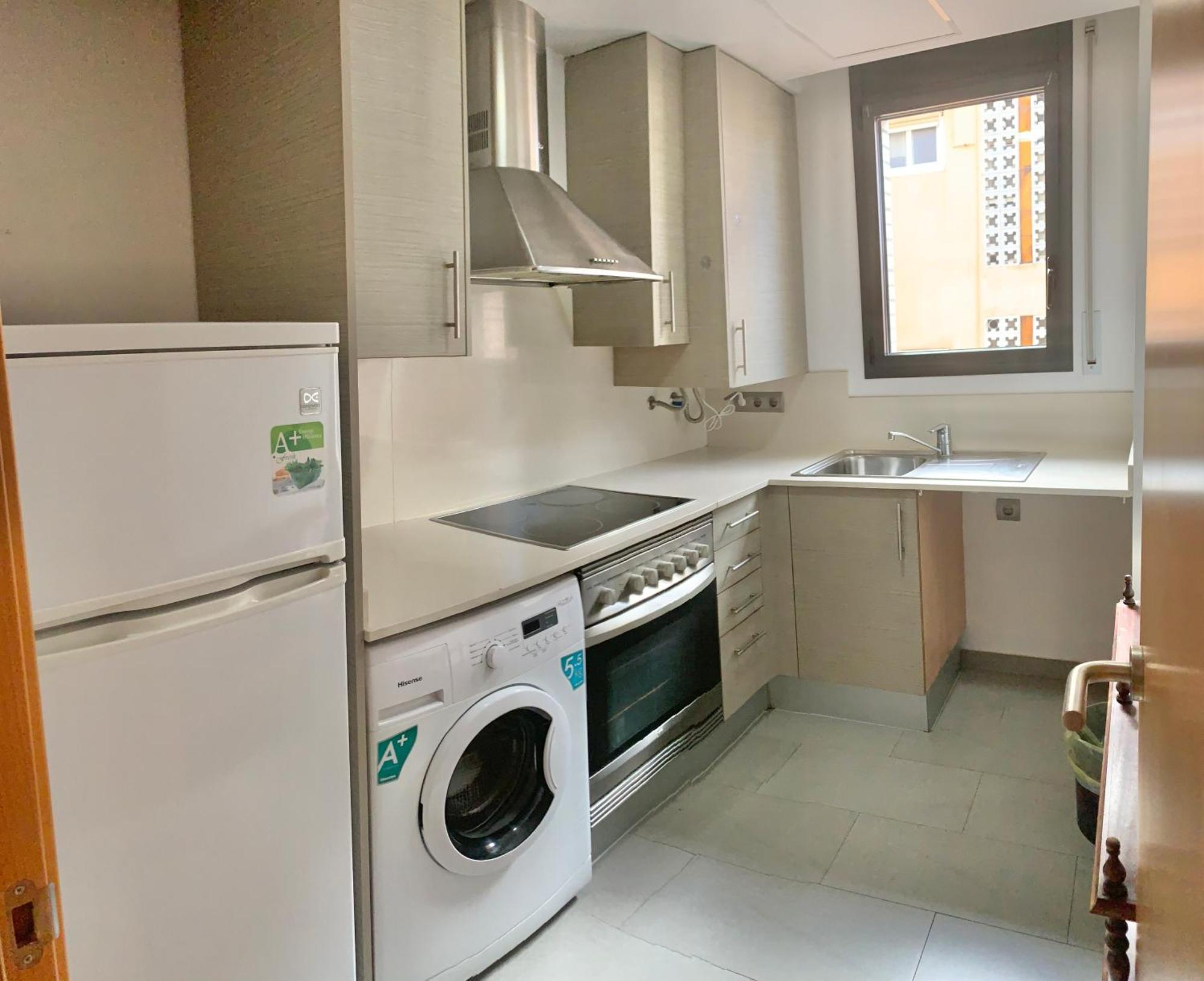 In With 2 Bedrooms Apartment *