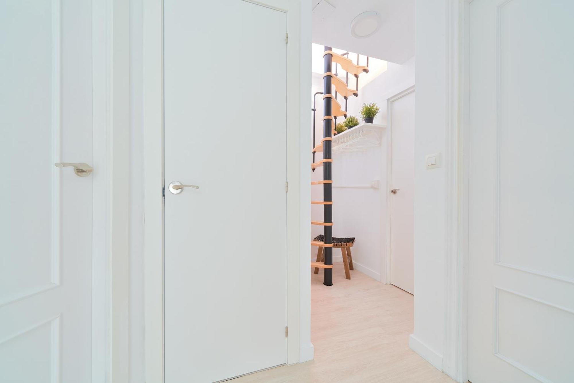 Perfect Location With Roof Terrace *