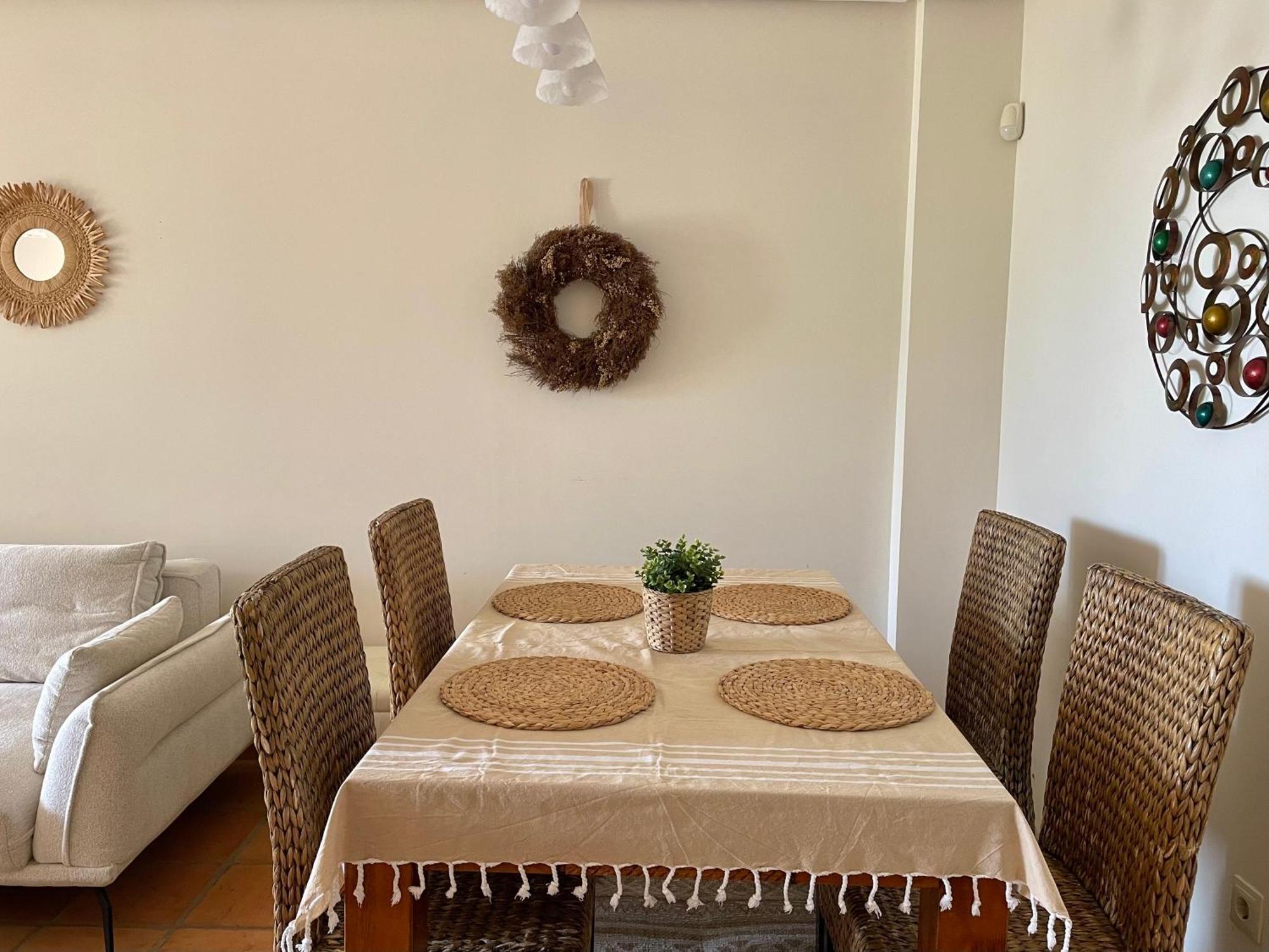 Adosado De Estilo Mediterráneo, Con Jardín Y Vistas