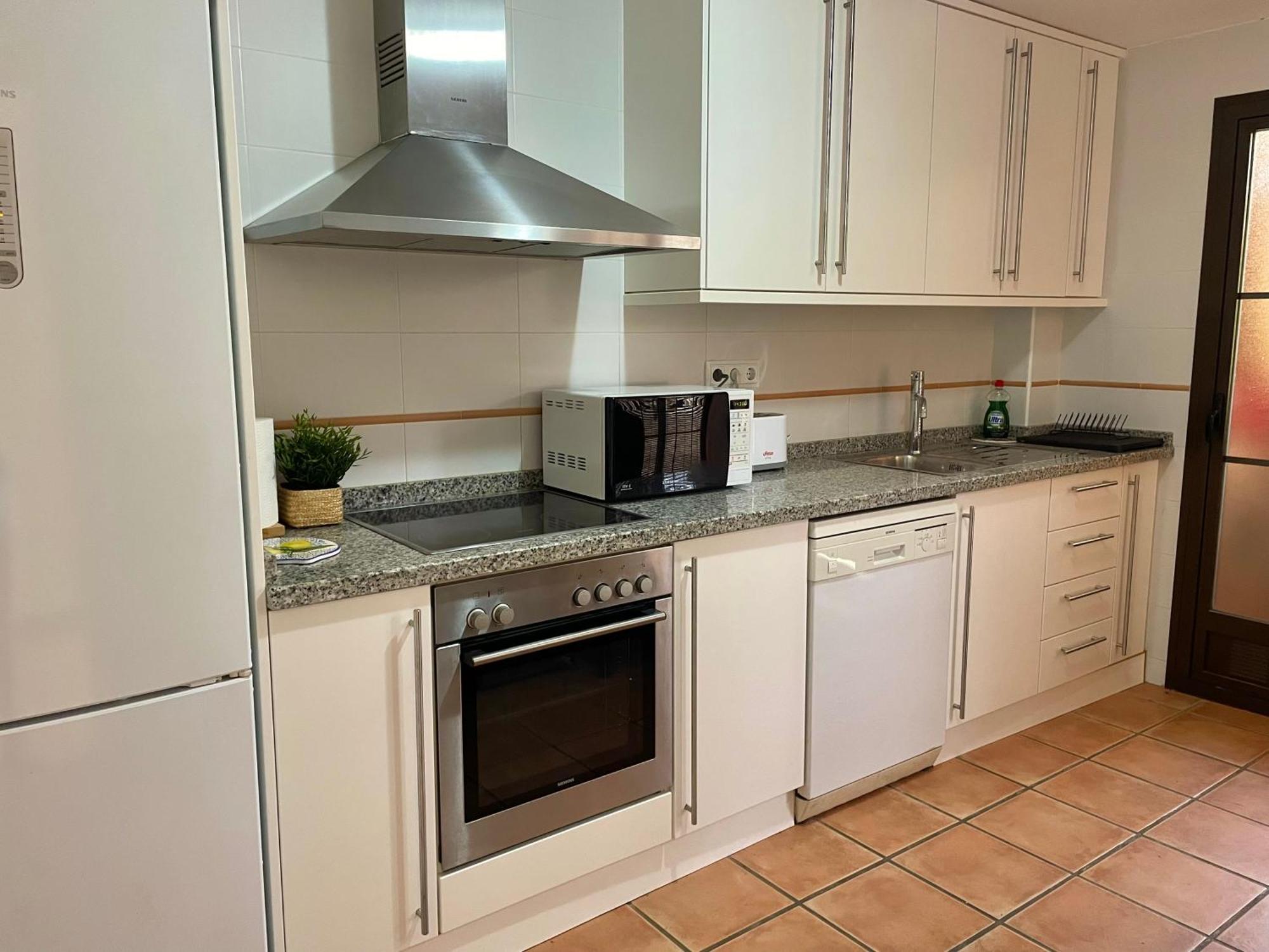 Adosado De Estilo Mediterráneo, Con Jardín Y Vistas Finestrat