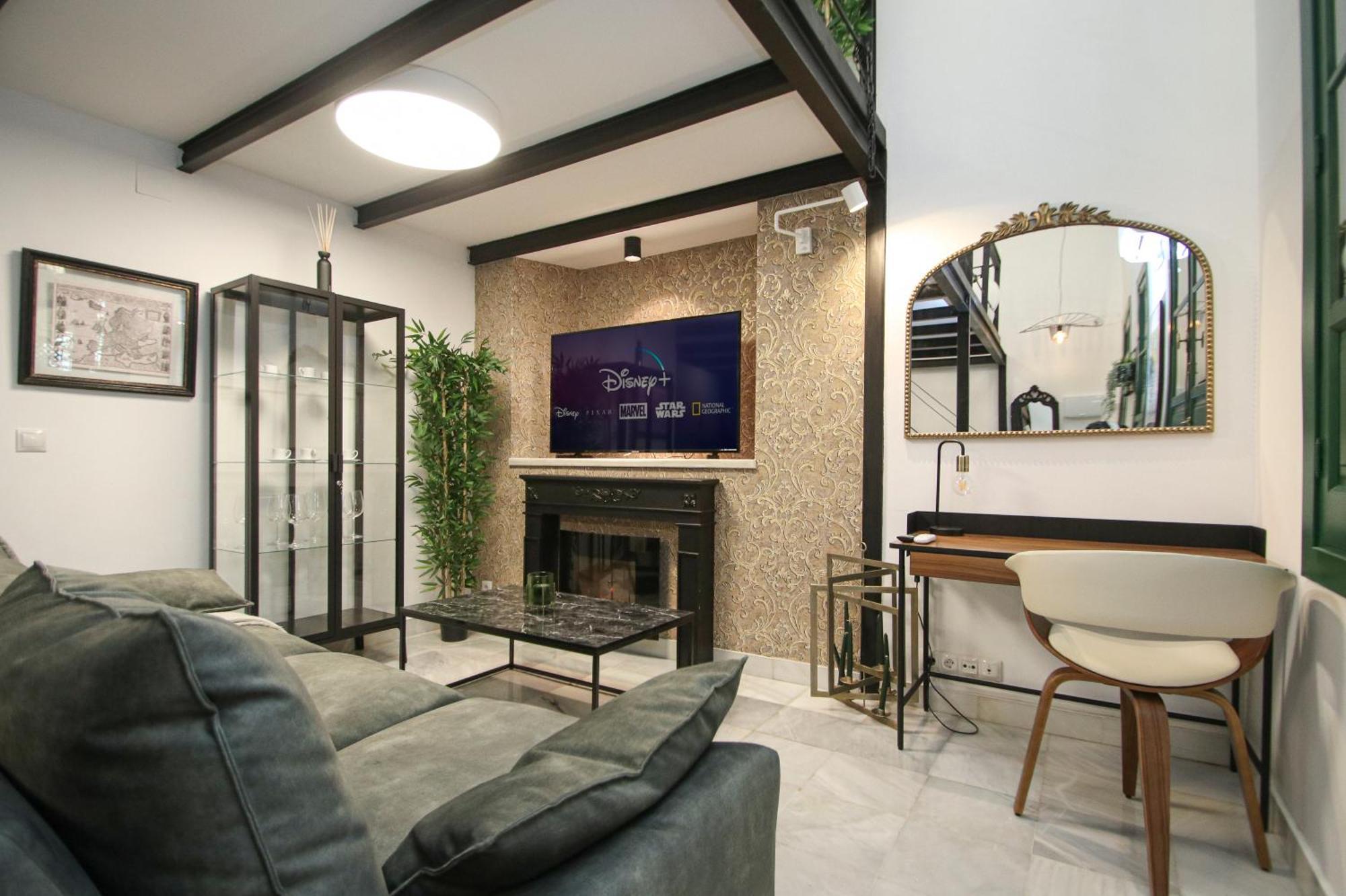 New! Luxurious & Chic Duplex Next To The Cathedral Apartment