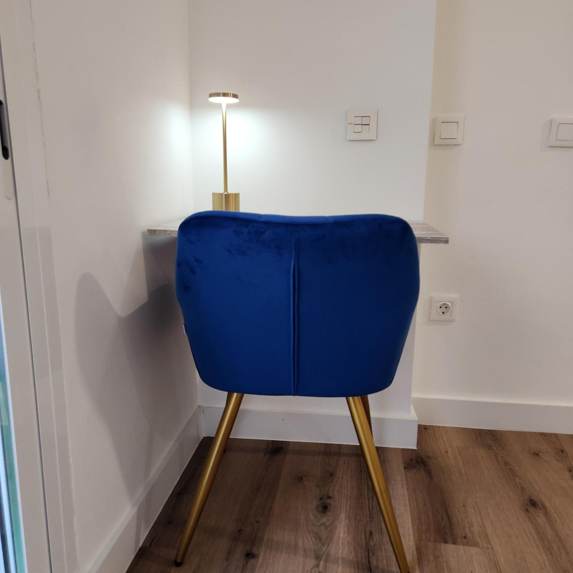 Modern 5 Min To & Dining Apartment